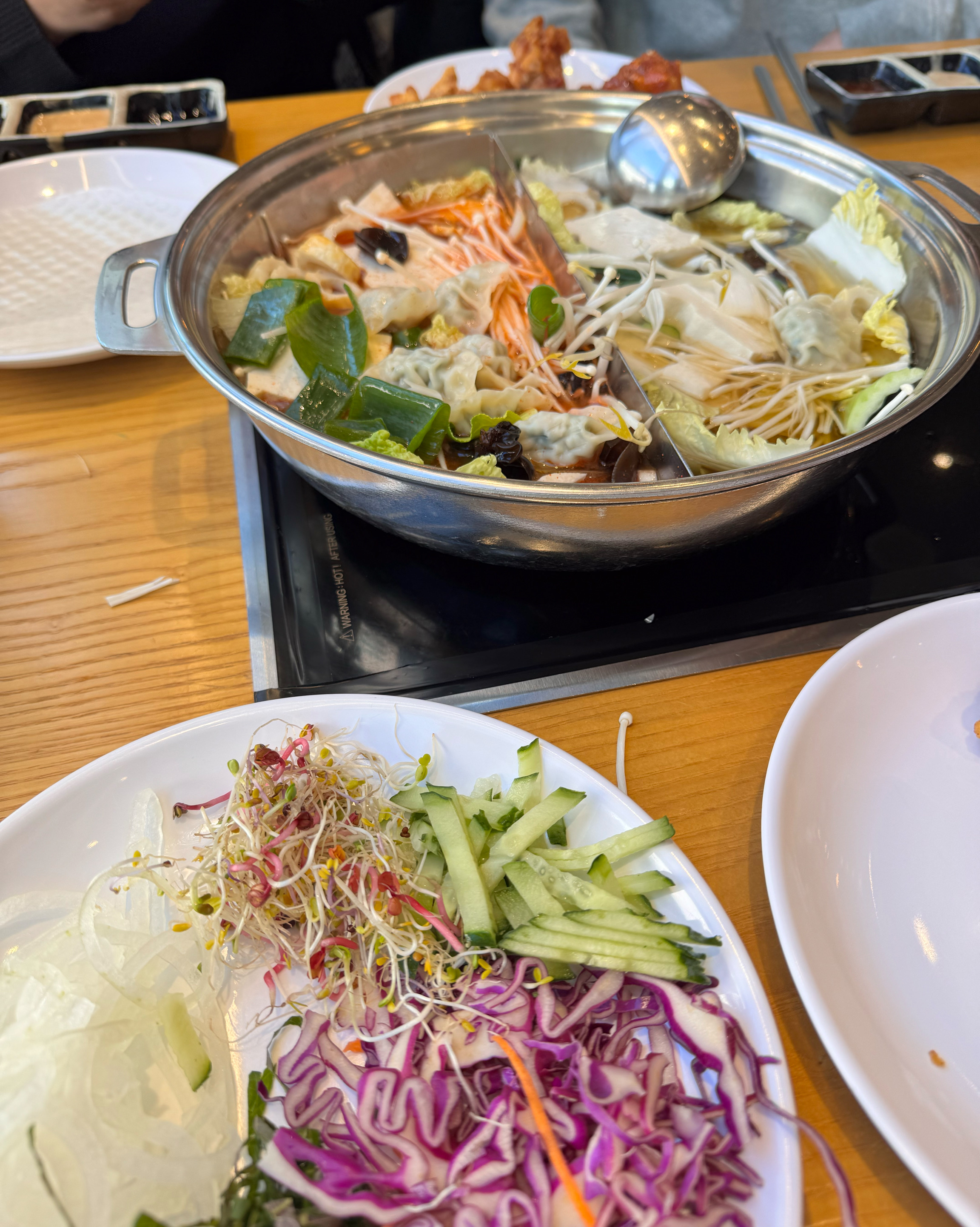 4명이 앉기에는 자리가 약간 좁긴한데 신선한 야채, 고기들과 엄청 맛있는 치킨이 모든것을
