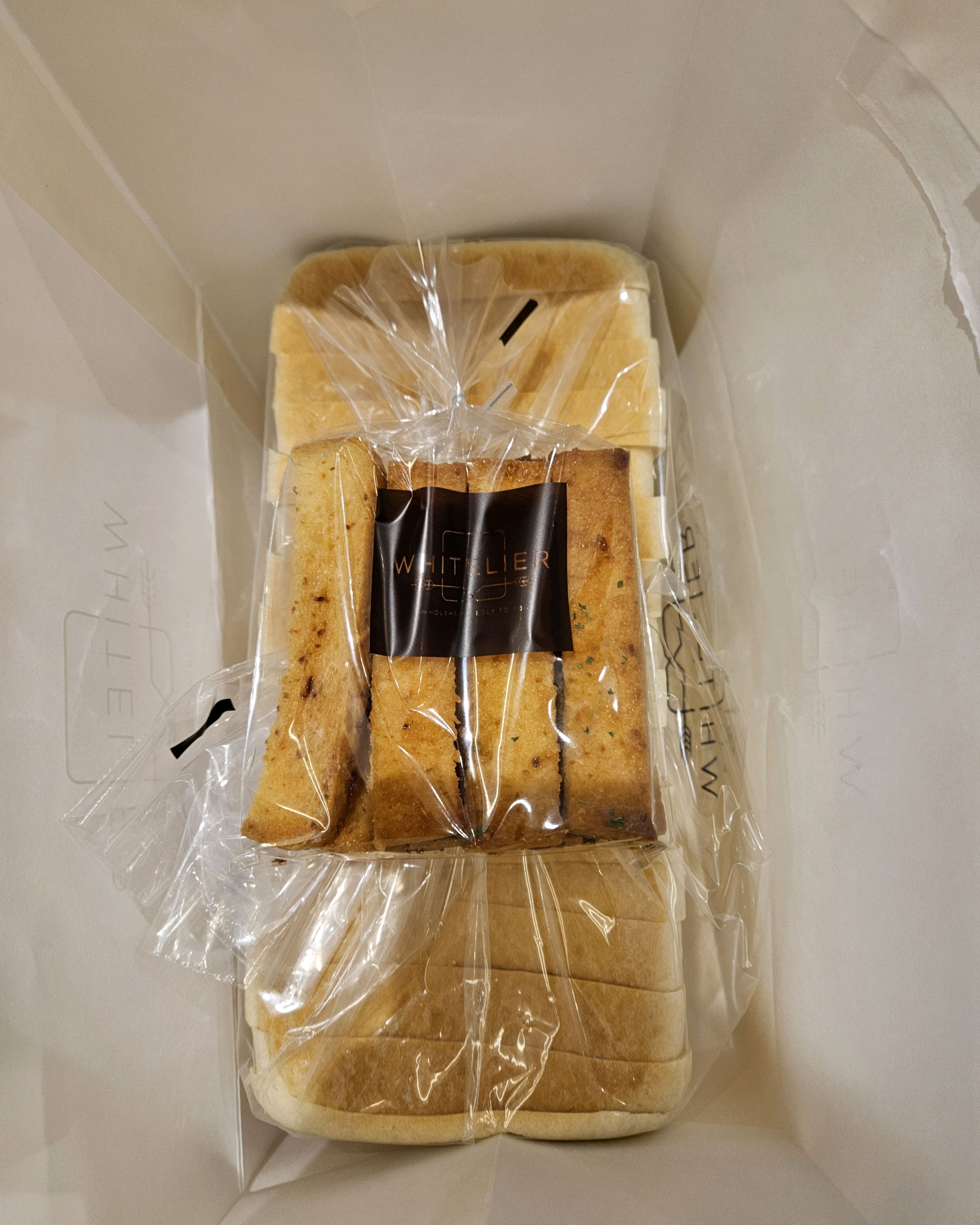향이 너무 조아서 이끌려 들어왔네요 ㅎㅎ 잼도 다양하고 식빵계의 에르메스라니 맛이 너무 기