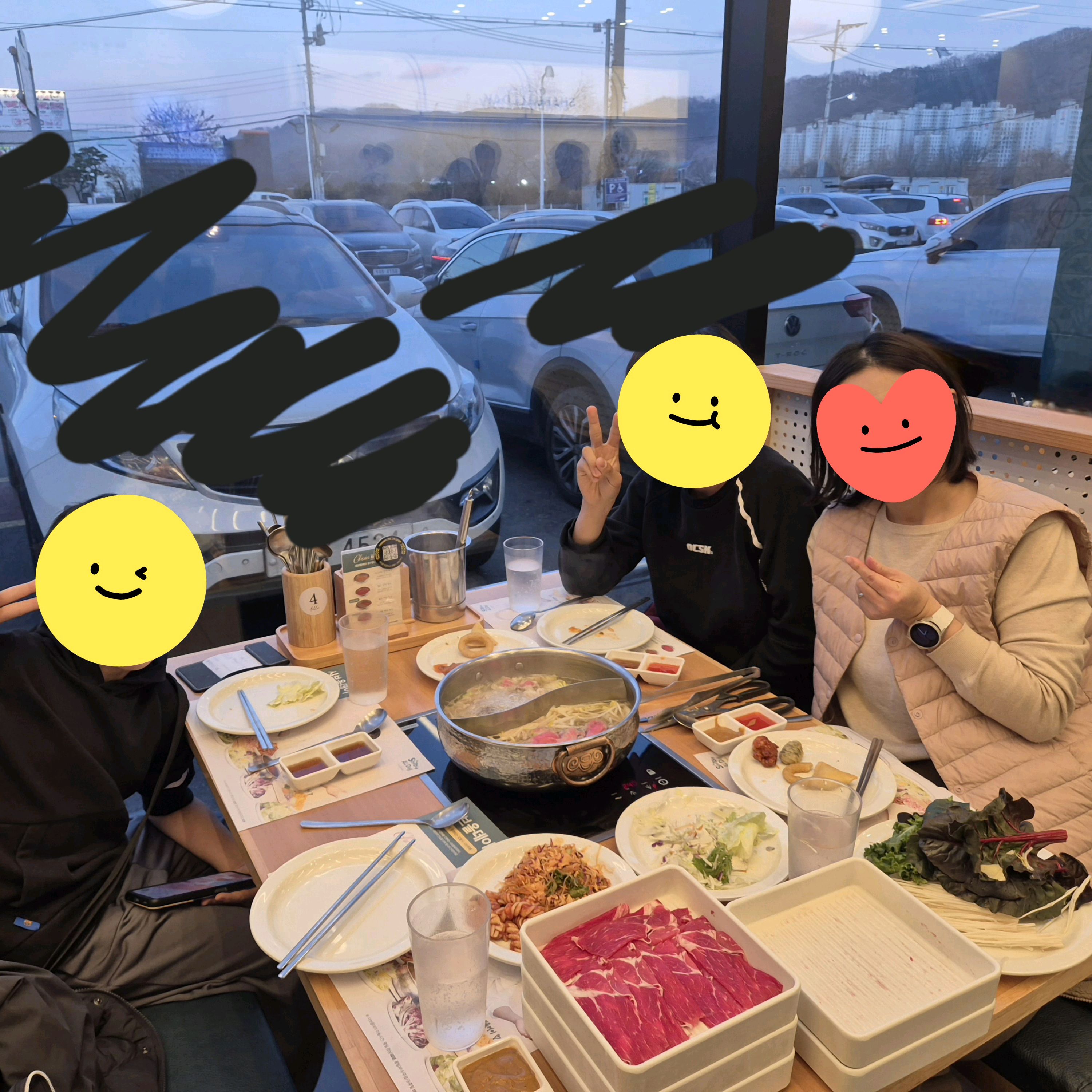 주말이라 가족 단위로 식사하러 오신 분들이 많더라고요. 들어갈 때도 나올 때도 대기 줄이 