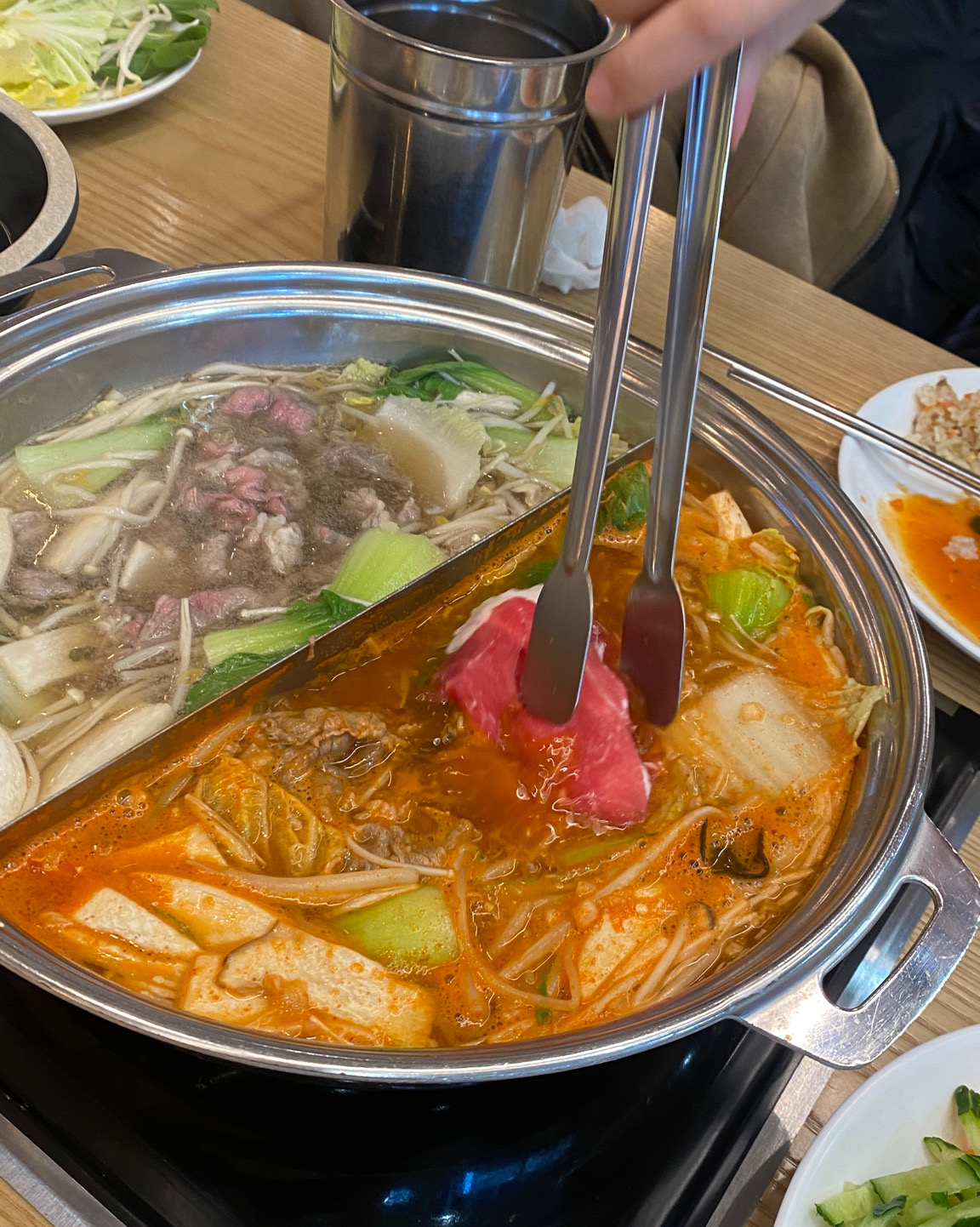 샤브샤브 먹고 싶으면 항상 가는 이곳. 고기도 무한이지만 사이드 메뉴들도 맛있고 디저트인