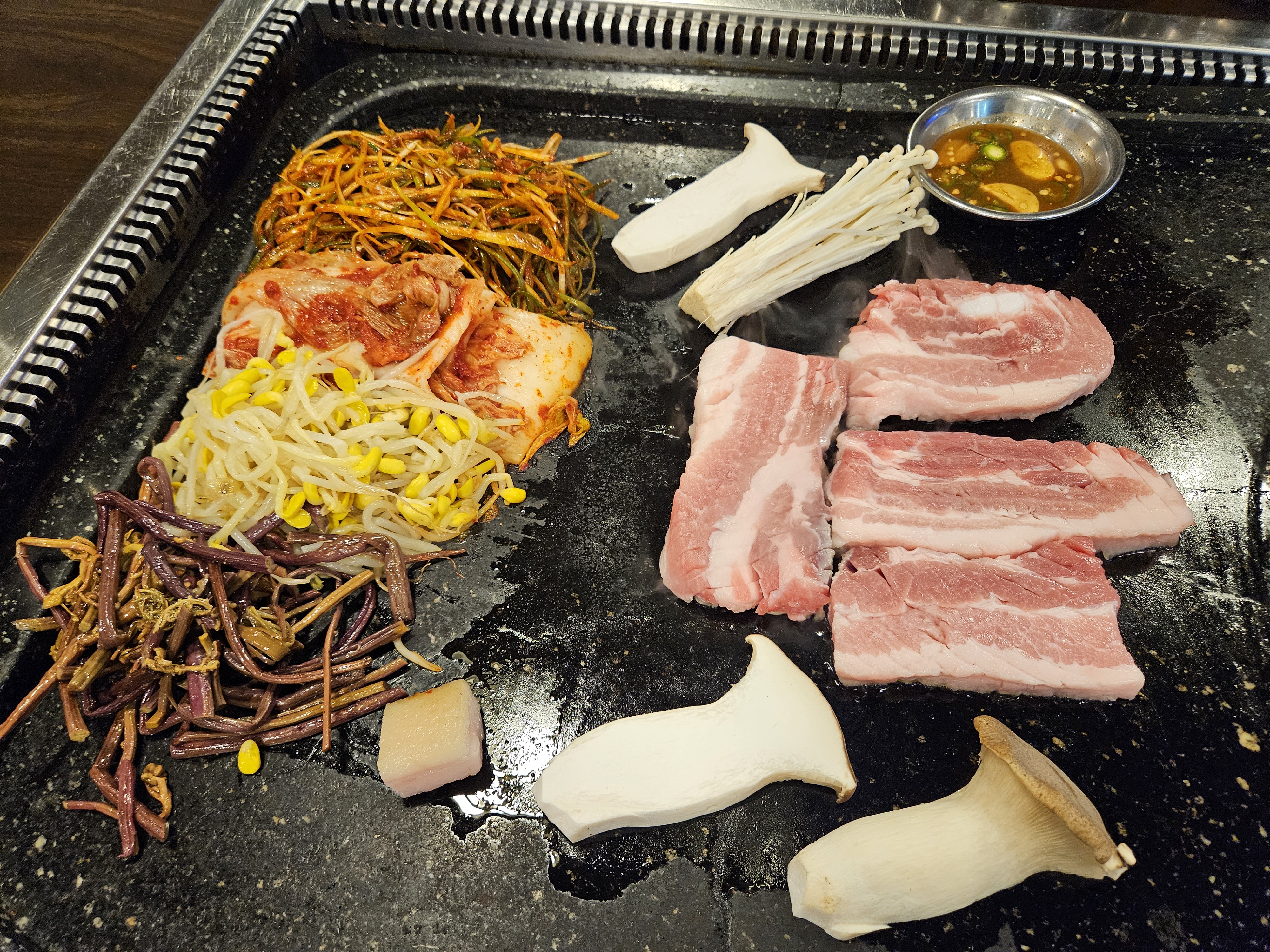 가성비가 너무 좋네요 - 불당동 맛집 빠박이네돌판삼겹살 불당점
