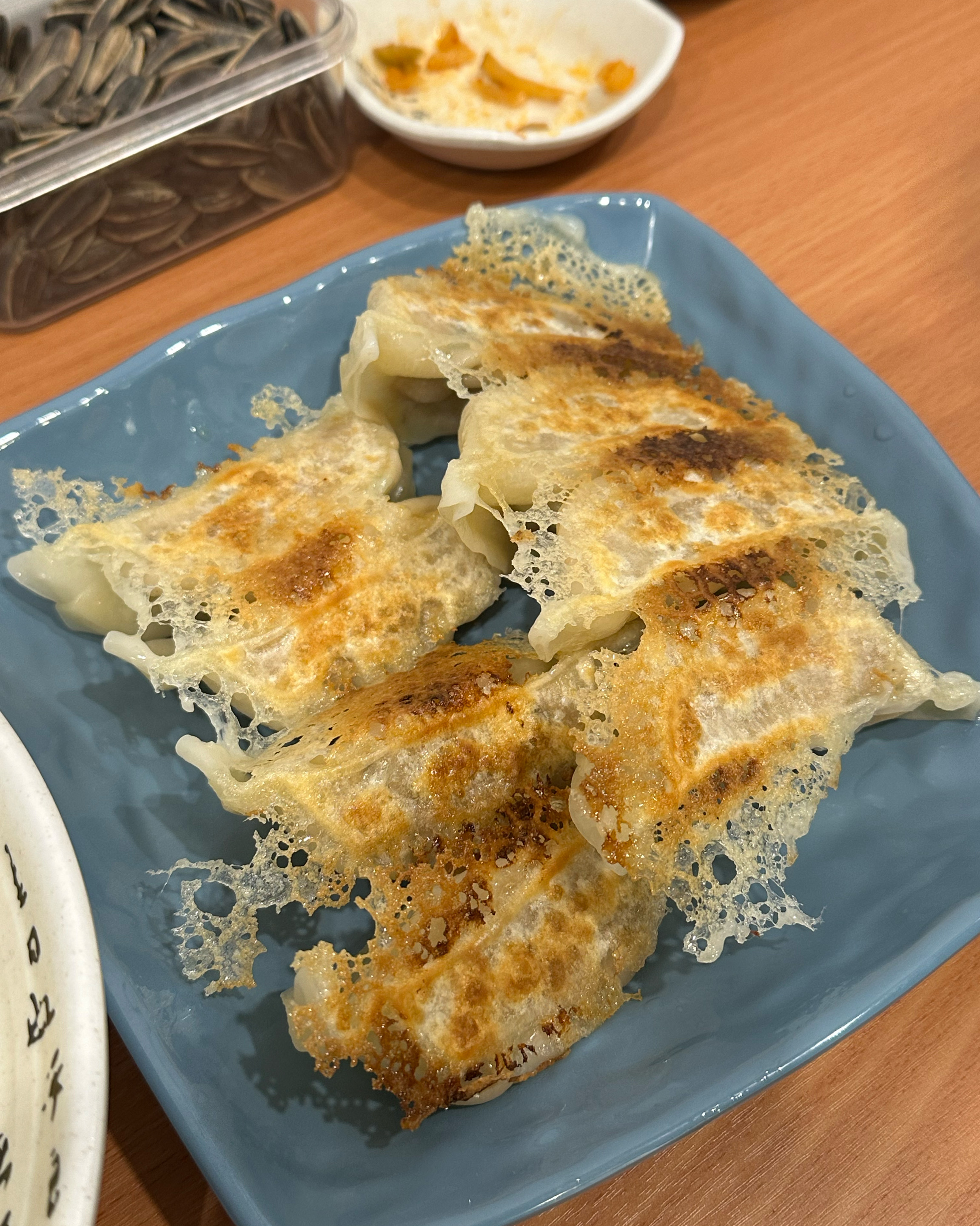 망원즉석우동만 오다가 바로 옆집 만두란 와봤는데 교자랑 저거 비빔면 완전 맛있어요!!!!!