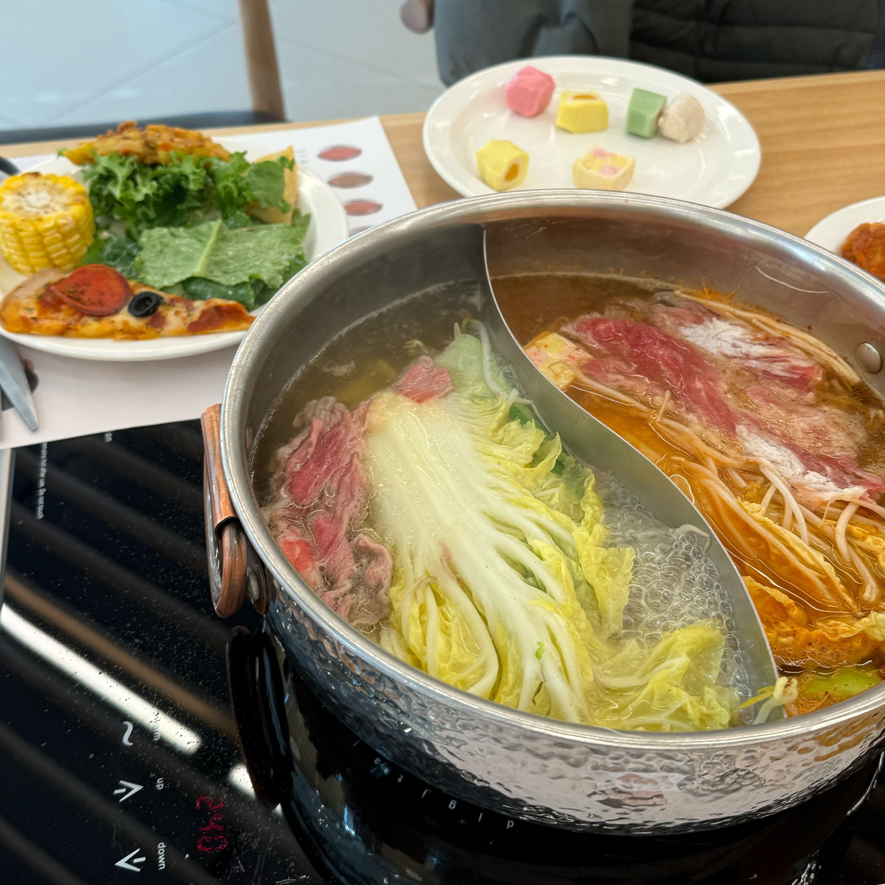 매장이 넓고 깨끗해요. - 포항 양덕 맛집 샤브올데이 포항양덕점