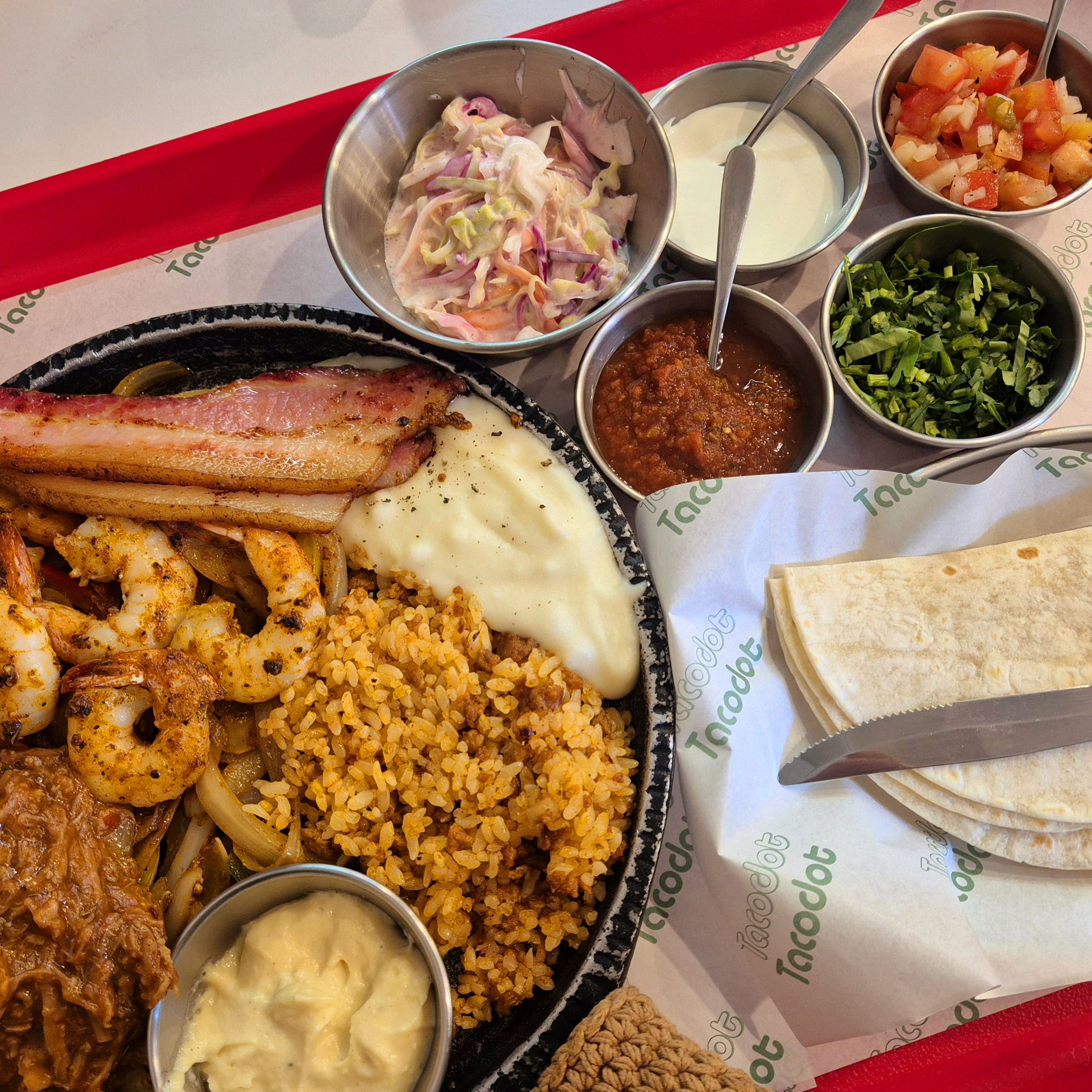 저희는 파히타 플래터 먹었는데 취향에 따라 싸먹는 재미가 있어요. 양도 많고 맛있었어요.