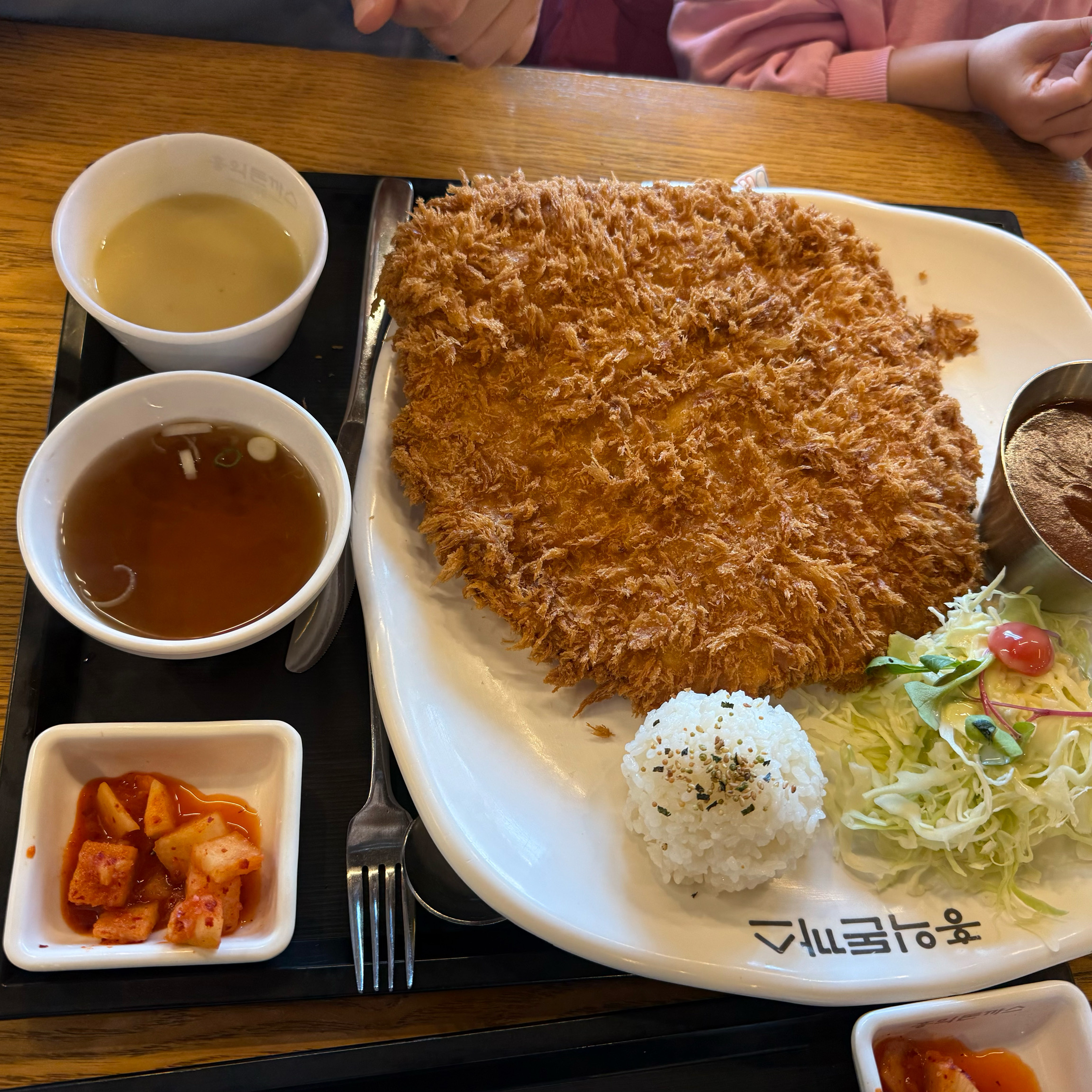 조카들이 좋아하는 돈가스~ 양도 많고 바삭해서 잘 먹었어요. 밥도 리필해서 먹음 되고 가성