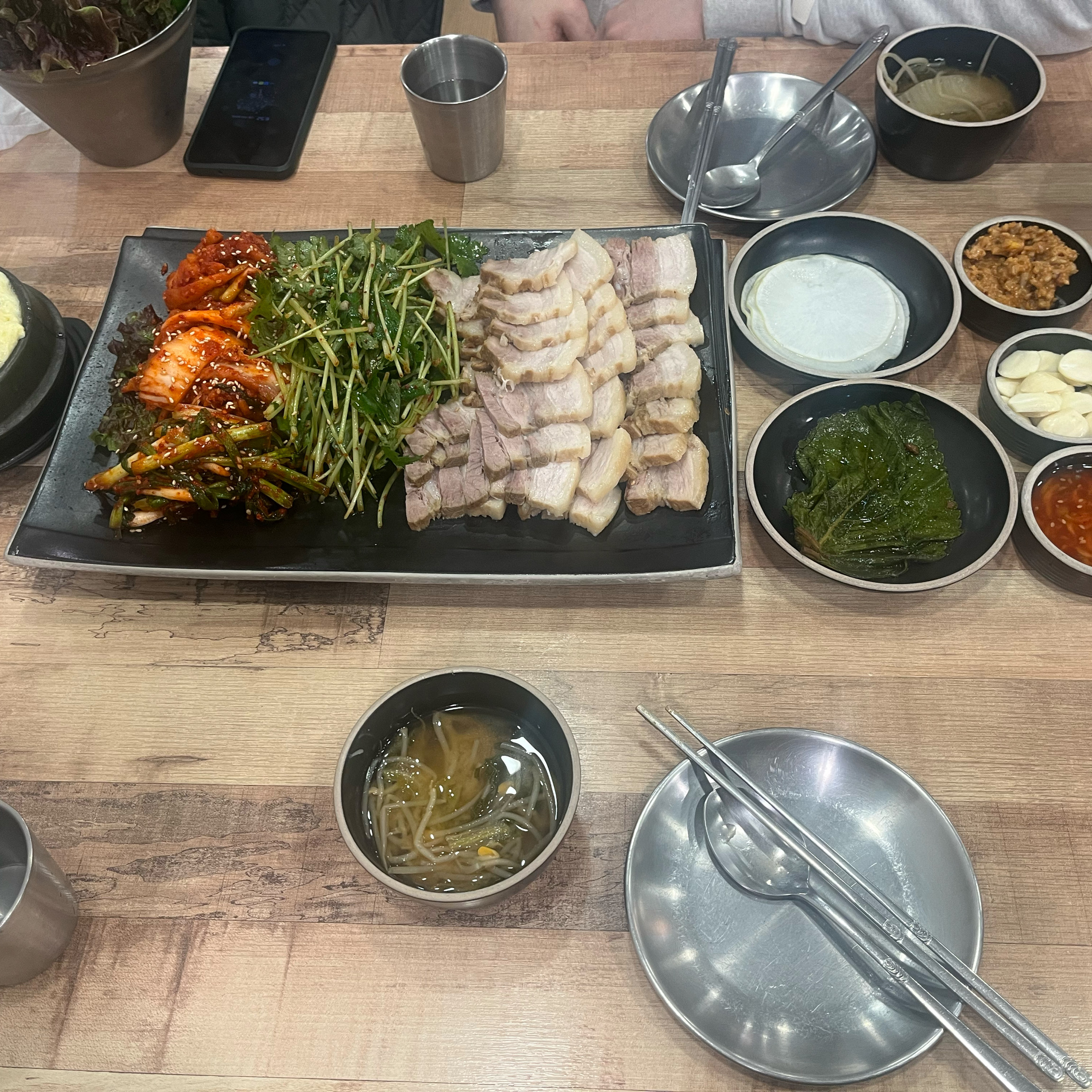 동네 최애 보쌈집이에여 반찬 정갈하고 보쌈도 맛있습니다. 항상 맛있게 먹고있어요. 매장듀