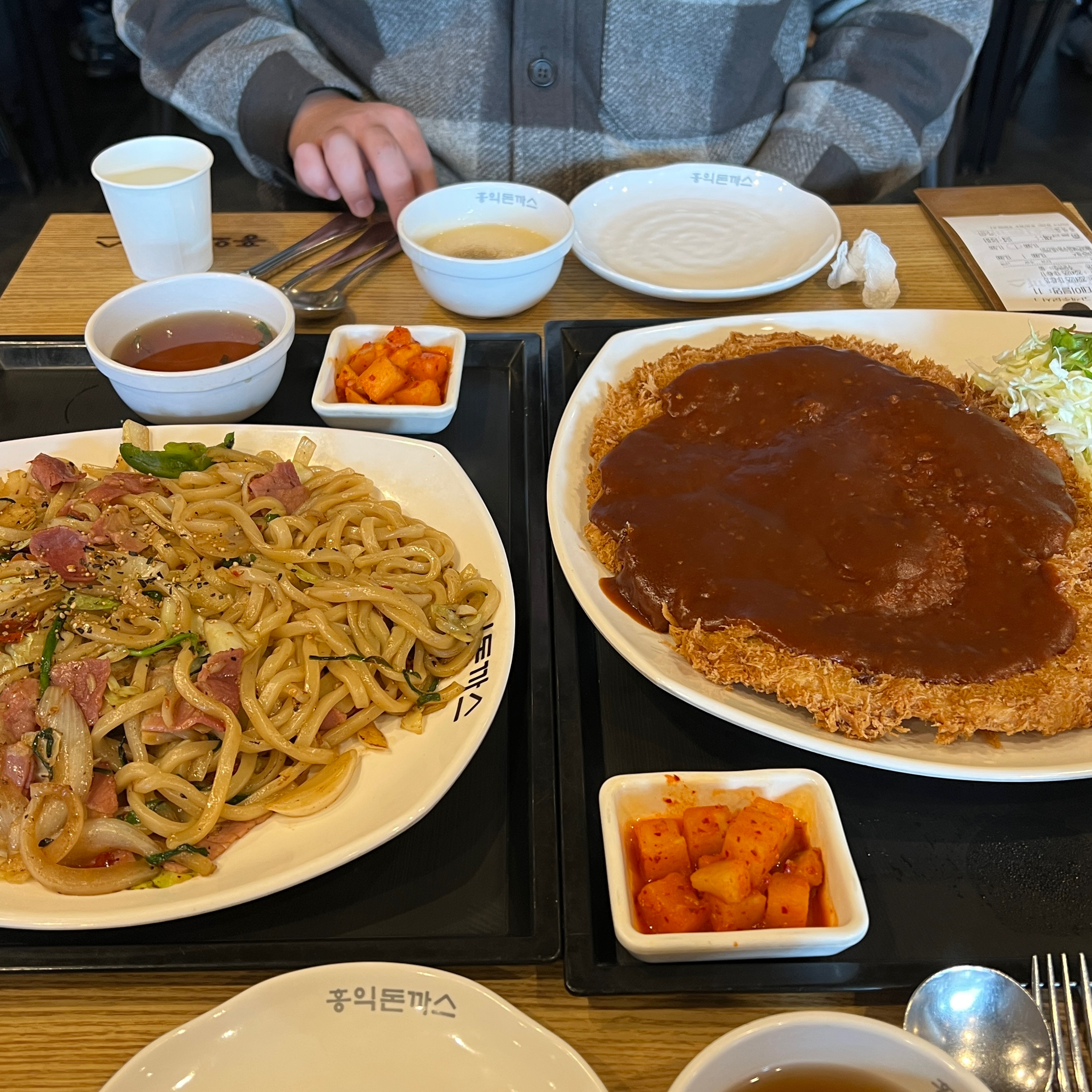 오랜만에 먹은 홍익돈까스~ 만족스러웠어요😙 근데 여긴 사람이 엄청 많네요..! 주말 2시