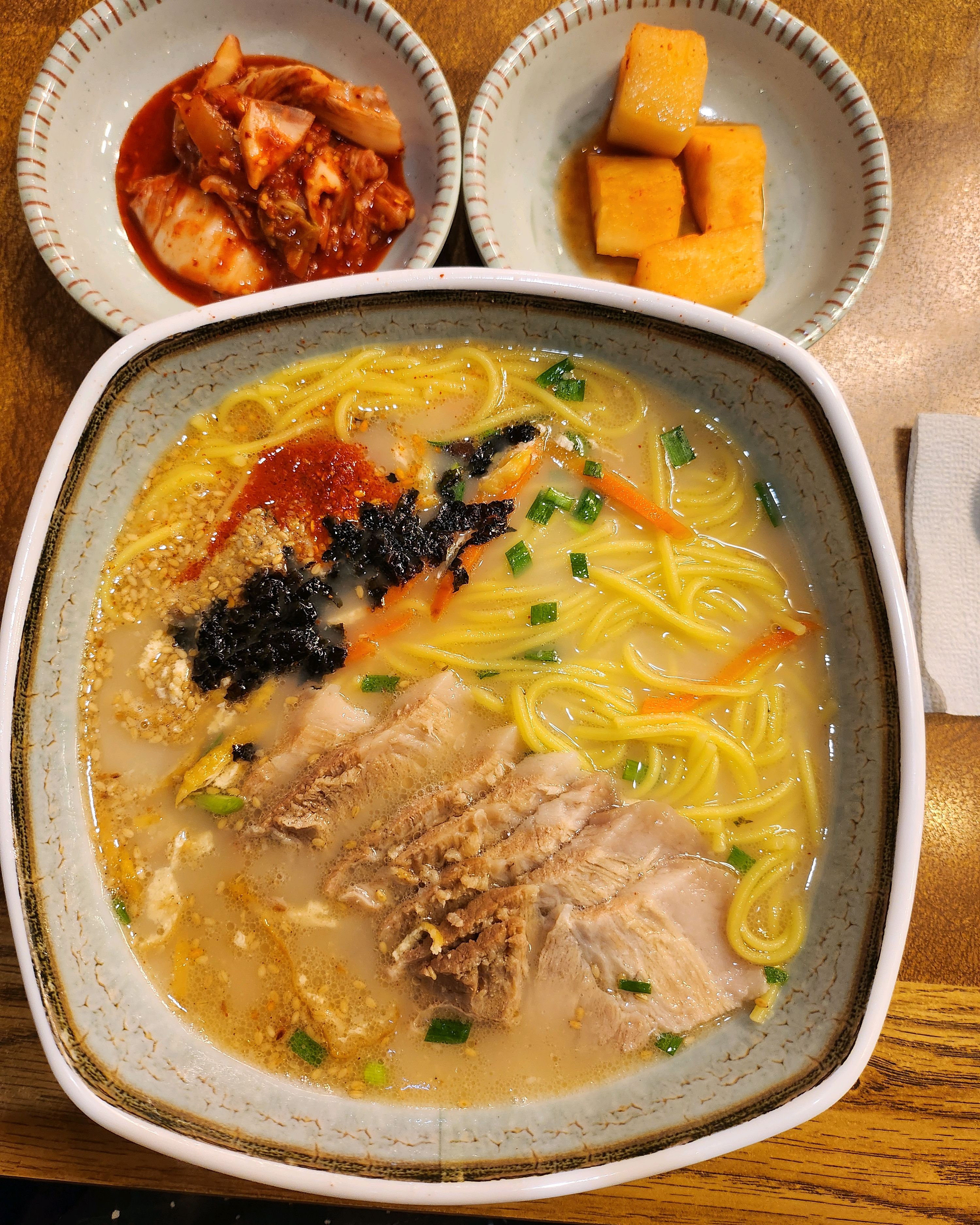 아들이 고기국수 맛있는 곳으로 가자고 해서 따라 갔다. 고기국수를 주문했는데, 모양도 예