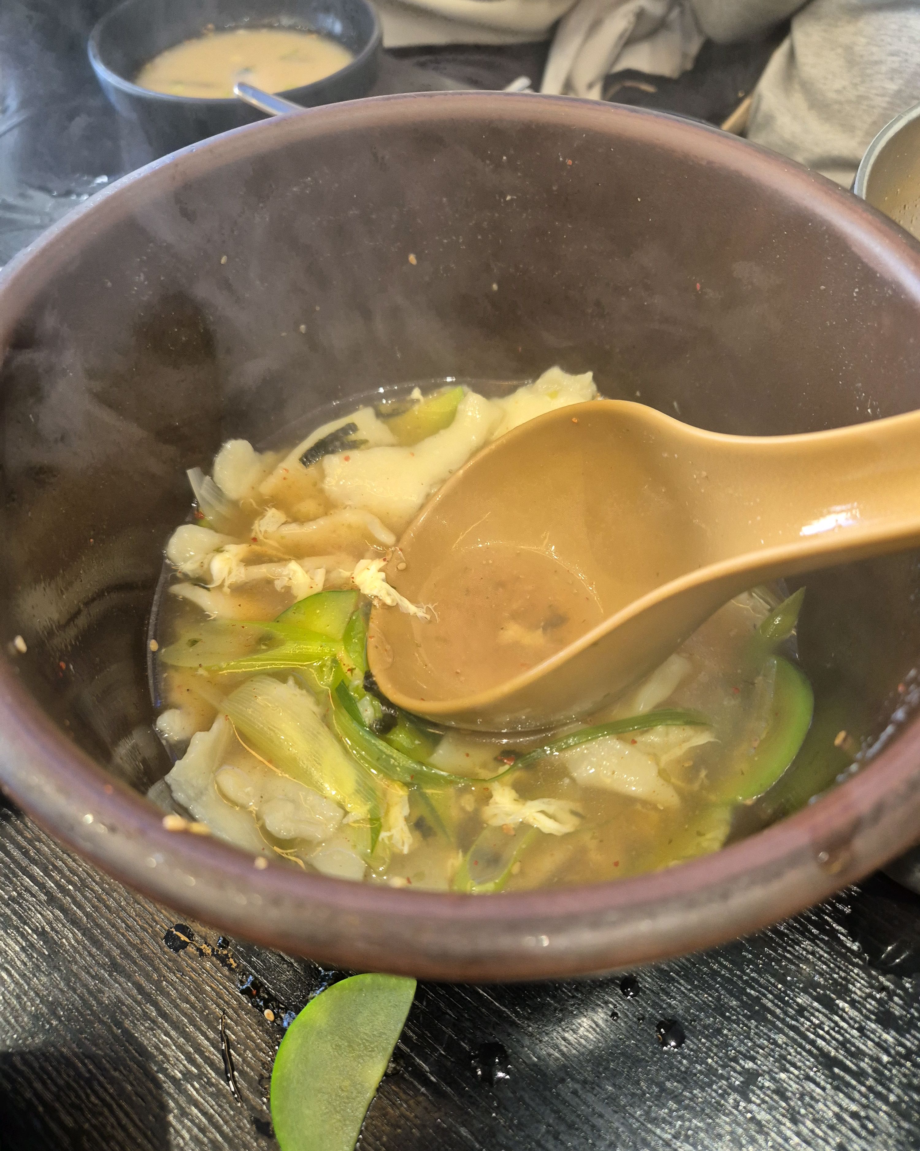 김치가 너무 맛있고, 수제비랑 김밥 진짜 꼭 먹어보세요 개인적으로 비빔국수 시켜서 먹어보는