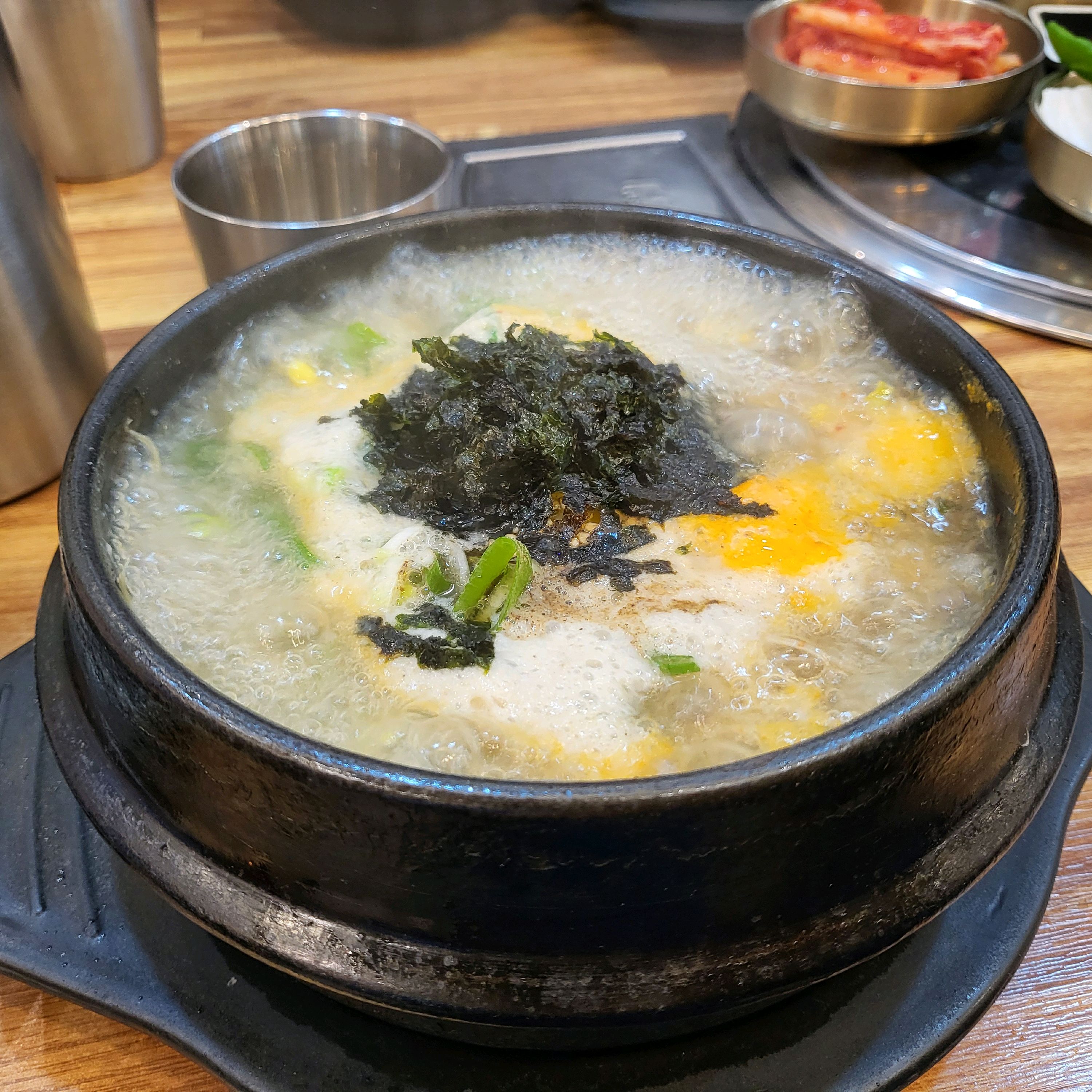 한라산 등반을 위해서 새벽 4시에 방문했습니다. 이른 시간에도 중국인으로 보이는 손님들로