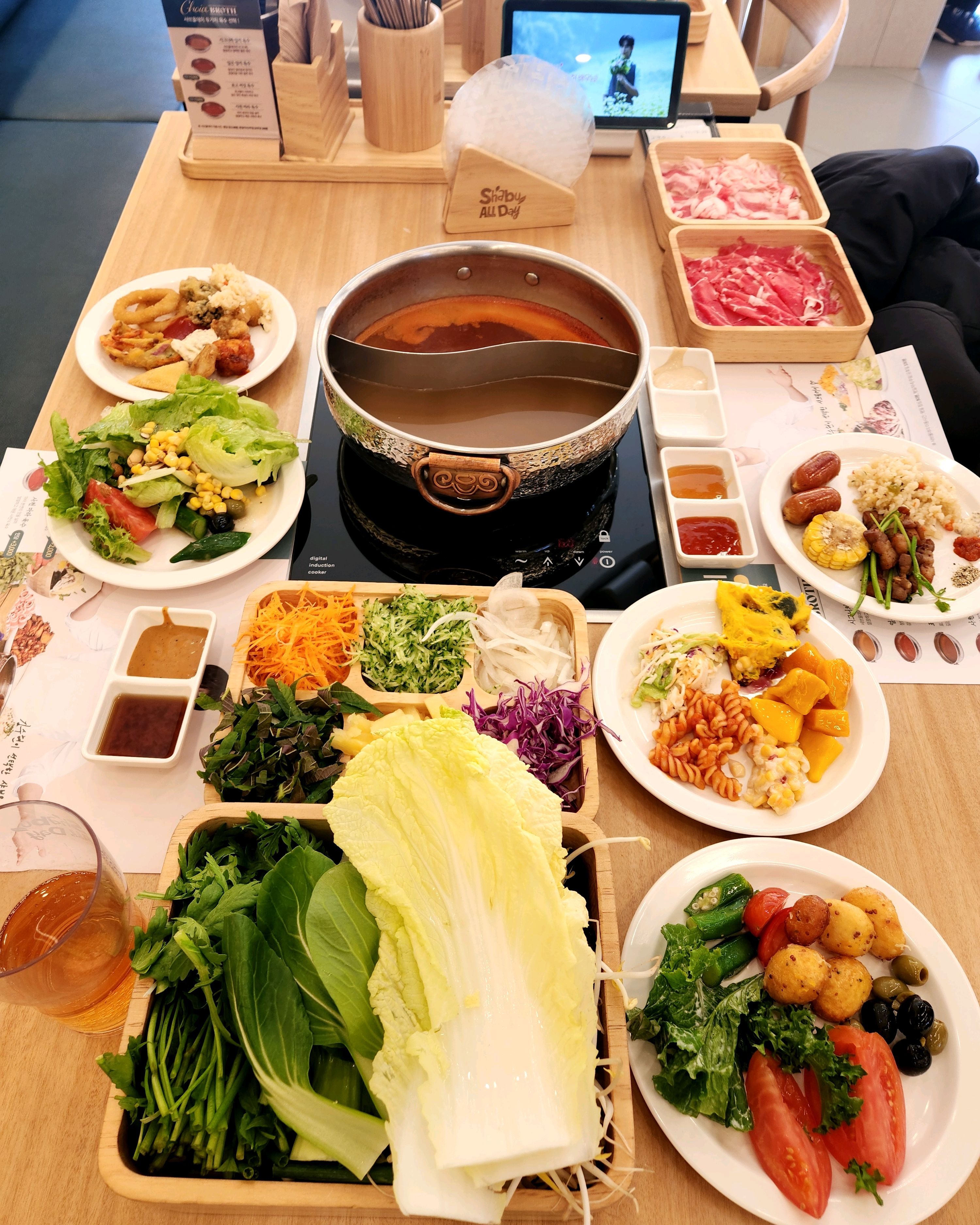 역대급 샤브뷔페에요! 야채도 다양하고 신선하고 무엇보가 고기 질이 좋네요. 핫푸드도 다양하