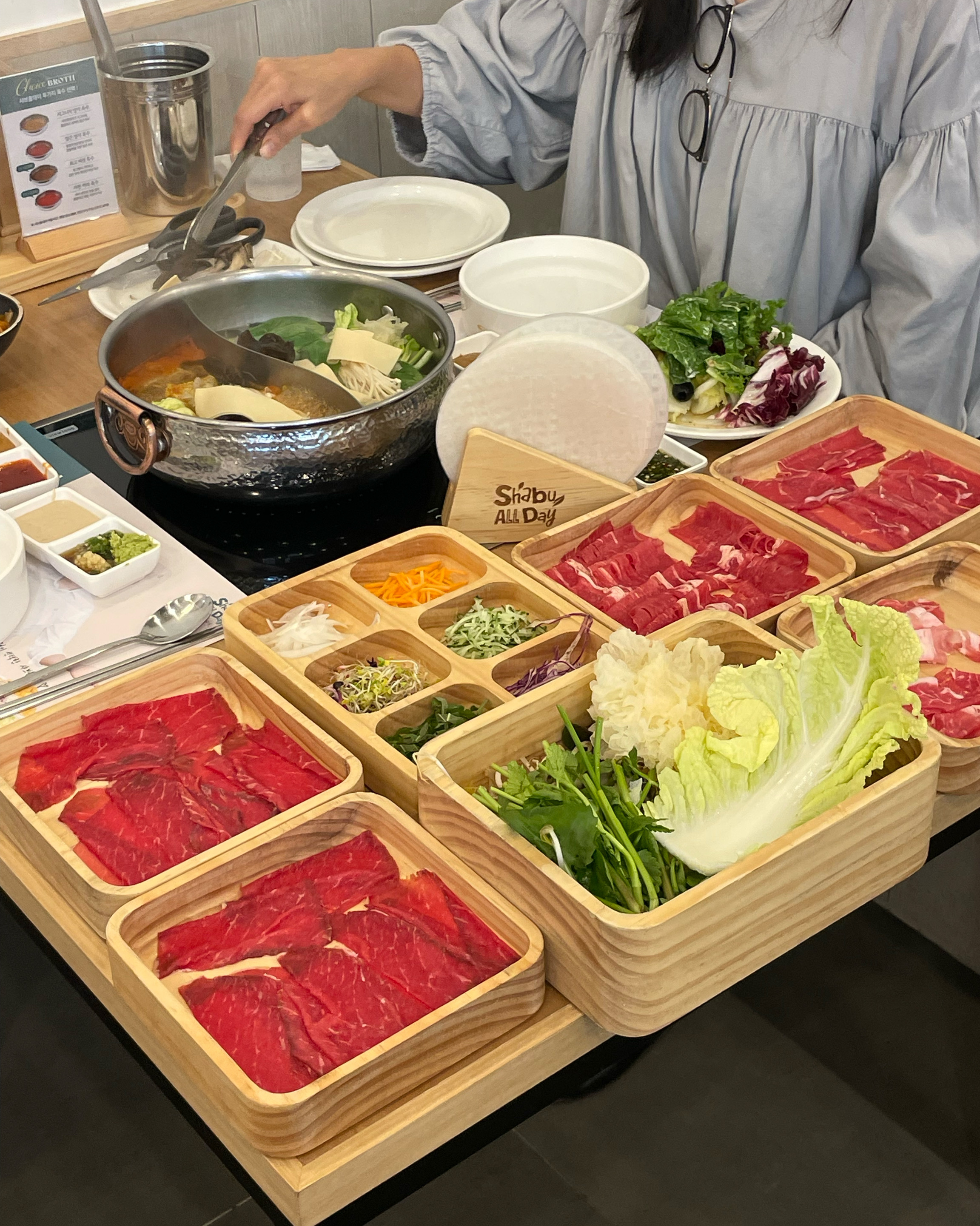 샤브야채 종류가 다양하고 이것저것 먹을게 많은 편. 사람들이 가져가는 고기수량을 맞추지 못