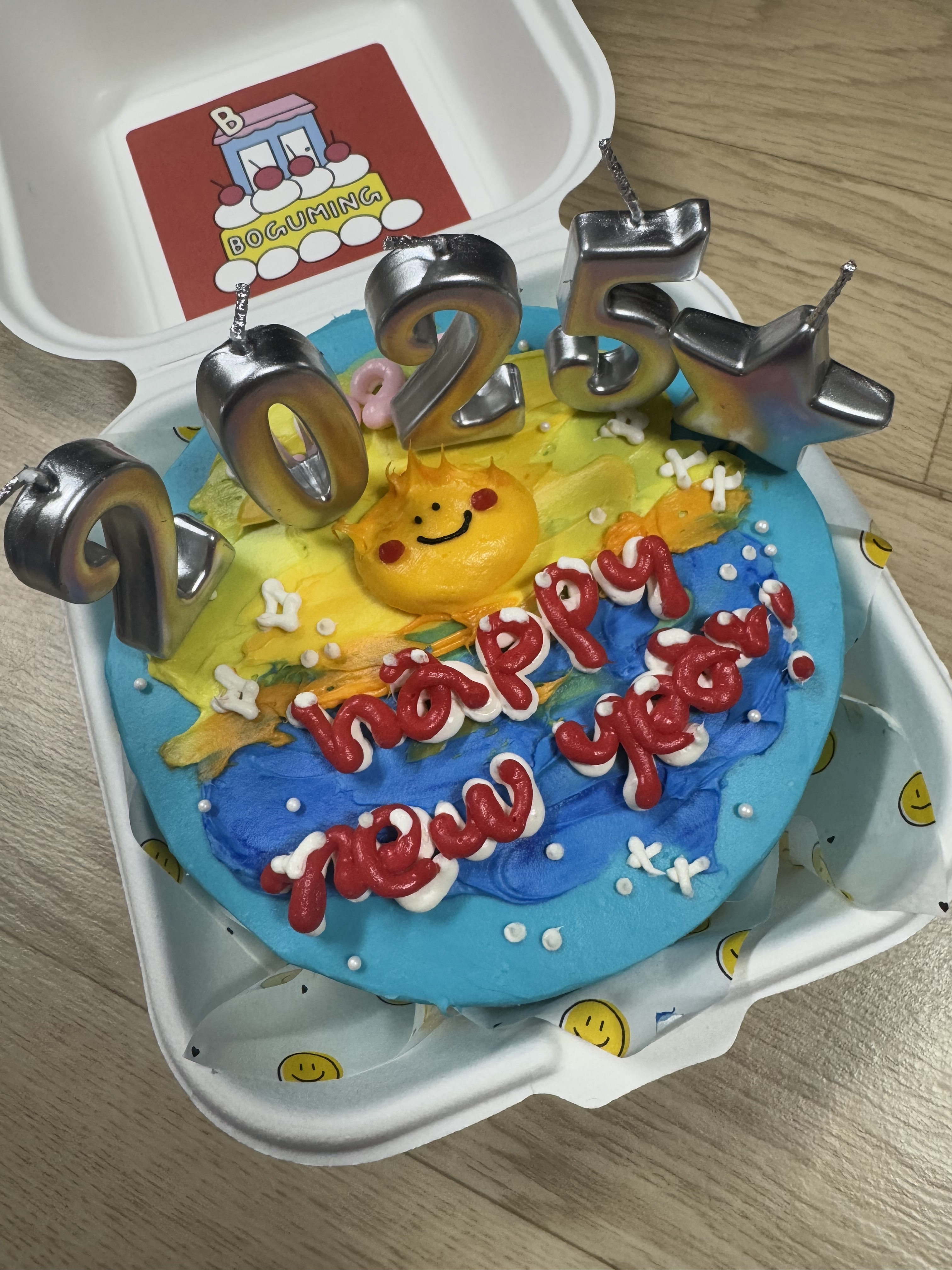 새해 기념 케이크 못 사서 속상했는데 늦게까지 오픈하셔서 기적적으로 구매했습니다ㅠㅠ 작년에