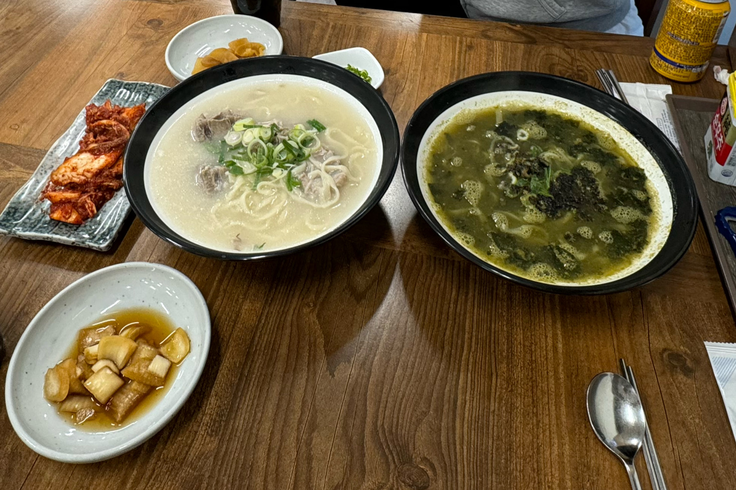 칼국수에 만두로 입가심까지 완벽합니다 - 제주 맛집 웅이네 보말칼국수 제주본점
