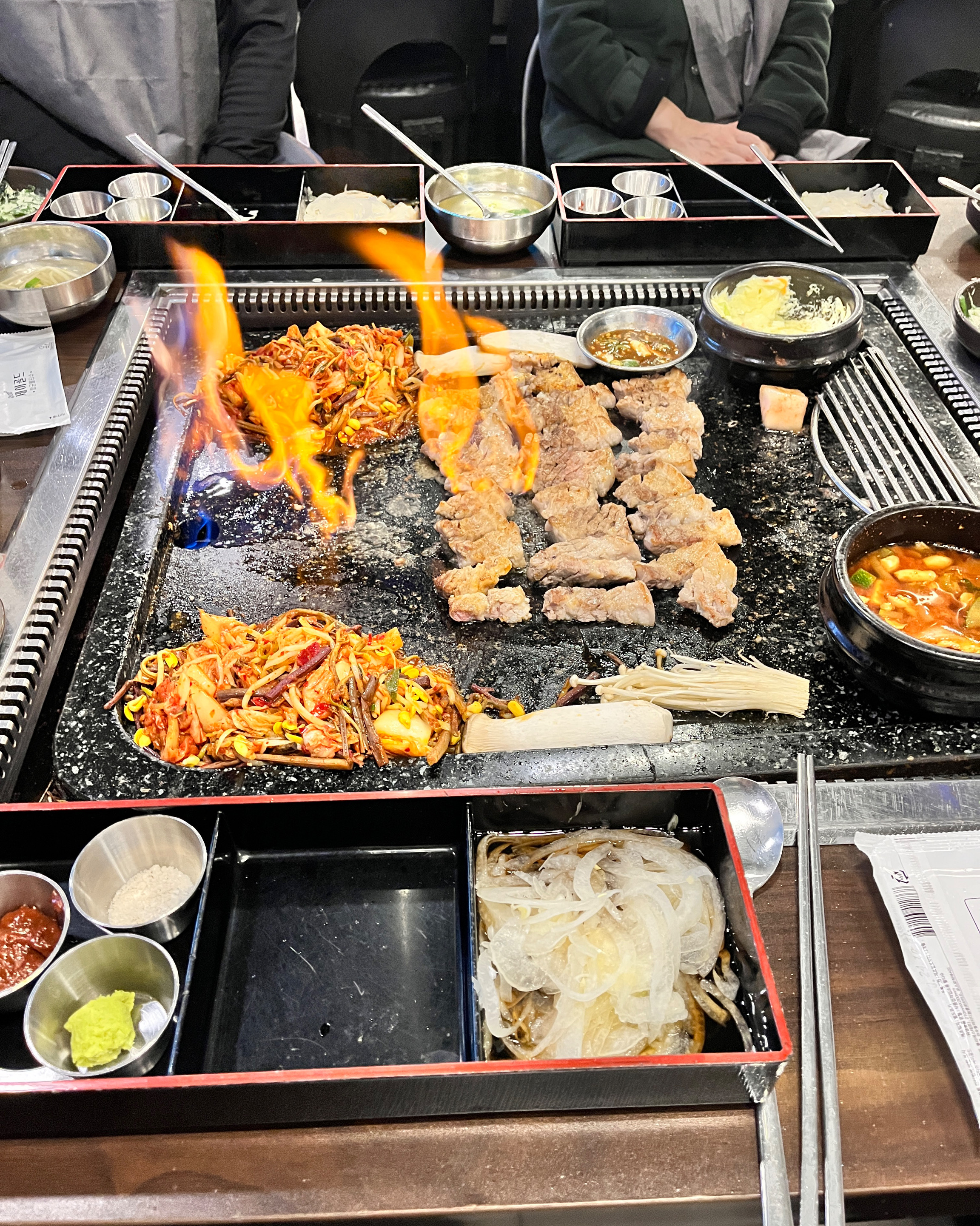 돌판에 고기를 먹어본적이 정말 까마득한데 - 불당동 맛집 빠박이네돌판삼겹살 불당점