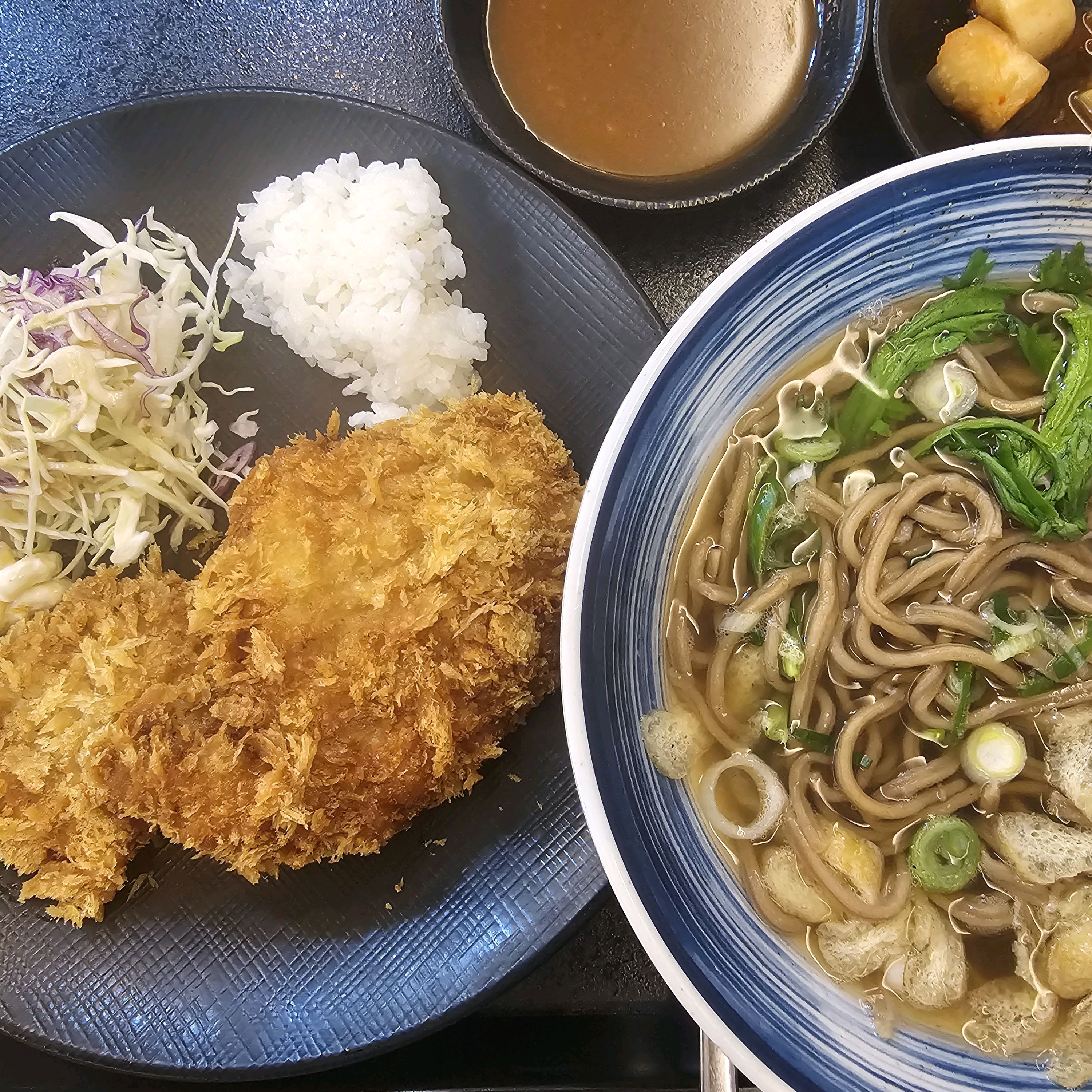 오늘은 온모밀 정식으로 먹었는데 이것도 괜찮네요. 잘 먹었습니다. - 천호동 맛집 연희네돈까스 모밀제면소 본점