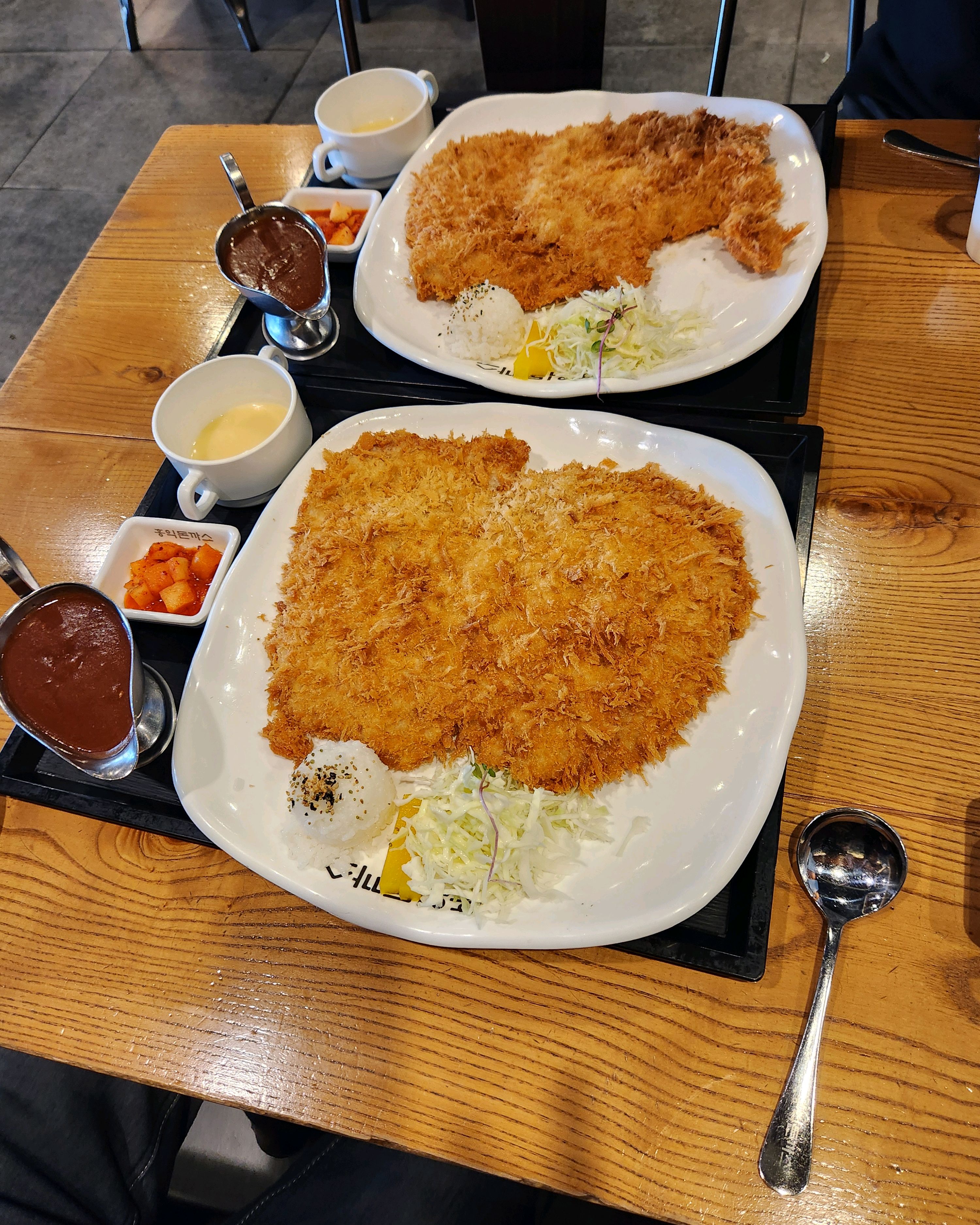 양이 어마어마 해요. 다못먹고 왔어요. 볶음우동이 맛있네요. - 복현오거리 맛집 홍익돈까스 대구복현점