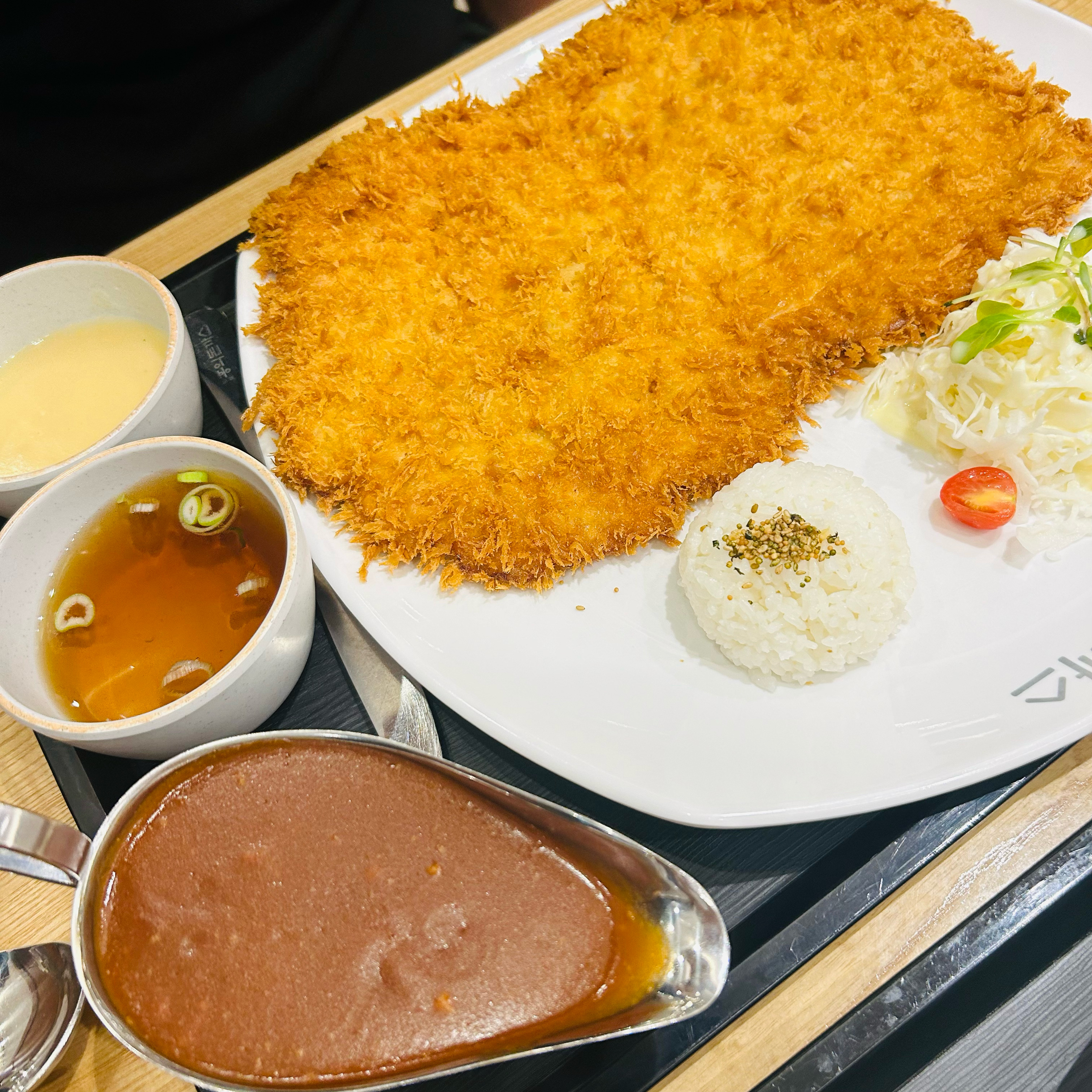 양이 진짜 많아요! - 홍천 맛집 홍익돈까스 홍천점