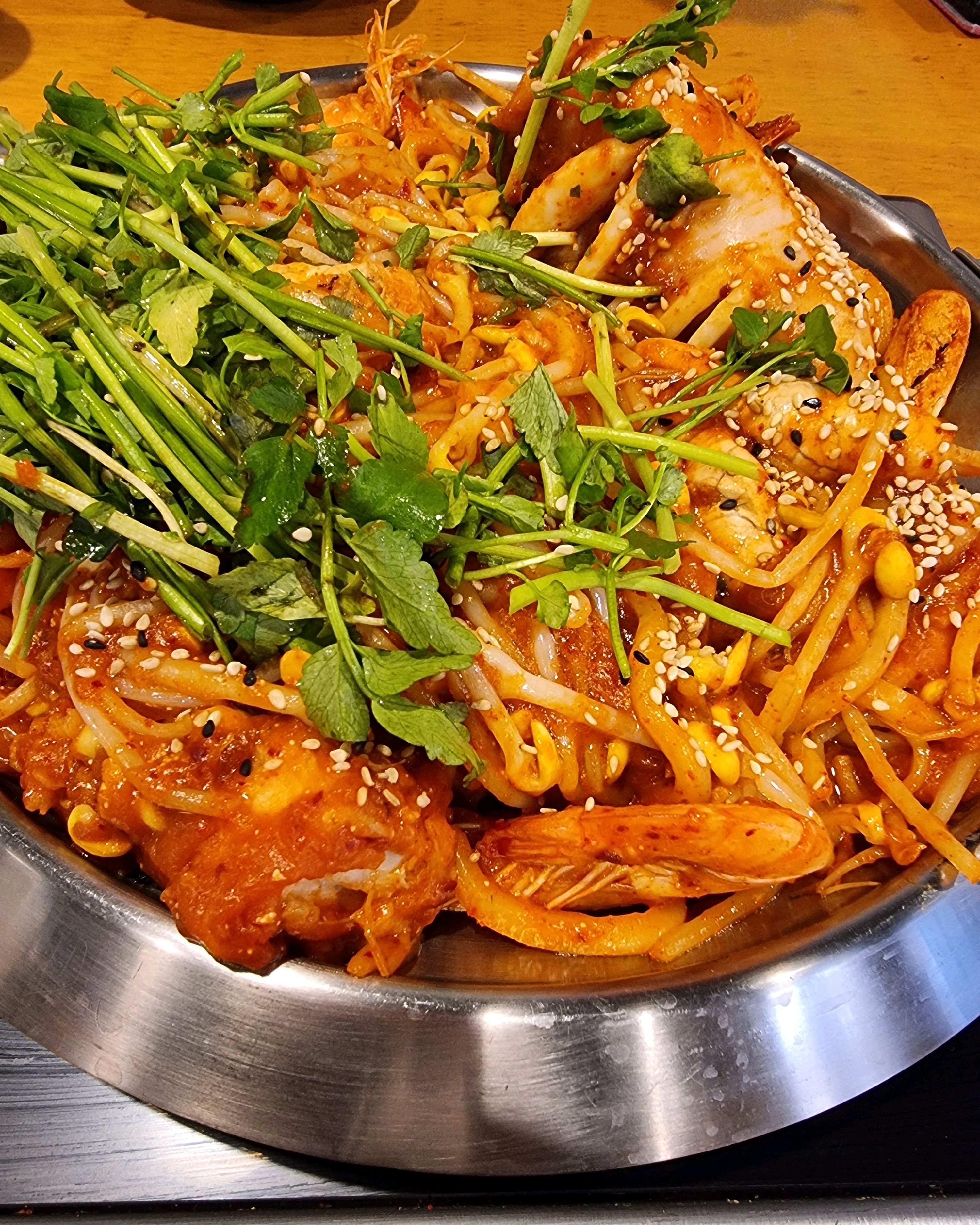 시어머님이랑 둘이왔어요 ㅎㅎㅎ 예전에 배달시켜먹을때 맛있게먹어서 모시고왔어요! - 천호동 맛집 1990아구찜 천호점