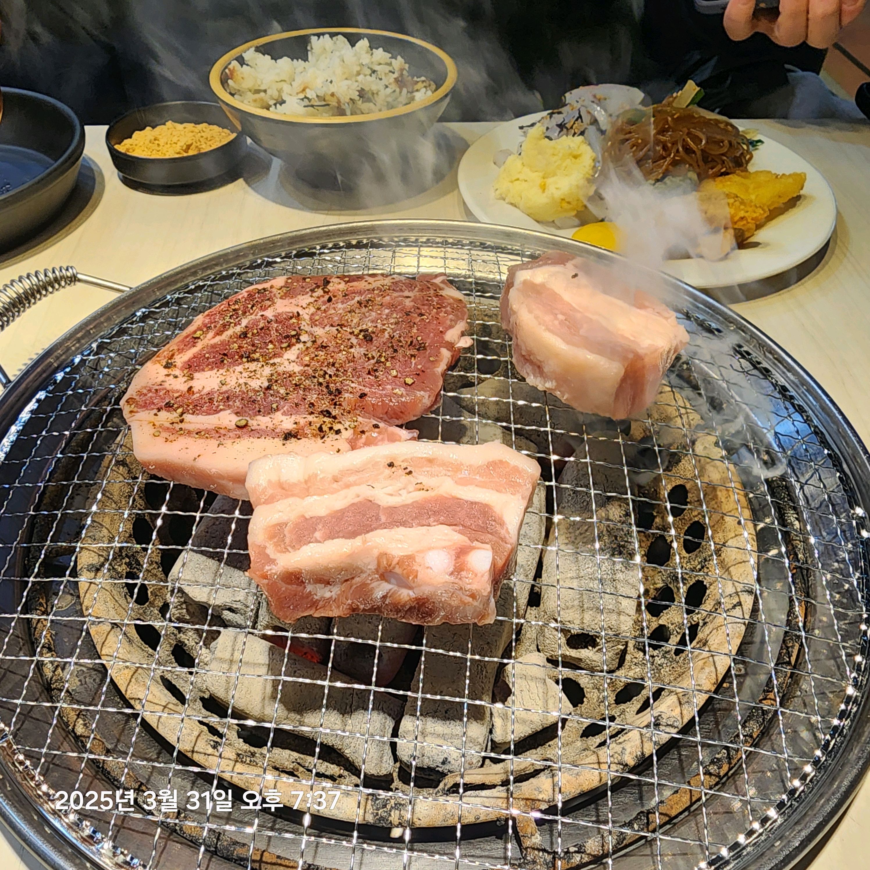 진짜 맛있어요 무엇보다 사장님 센스가 남다르더군요 맥주를 마실려고 리버스맥주기기에서 맥주를