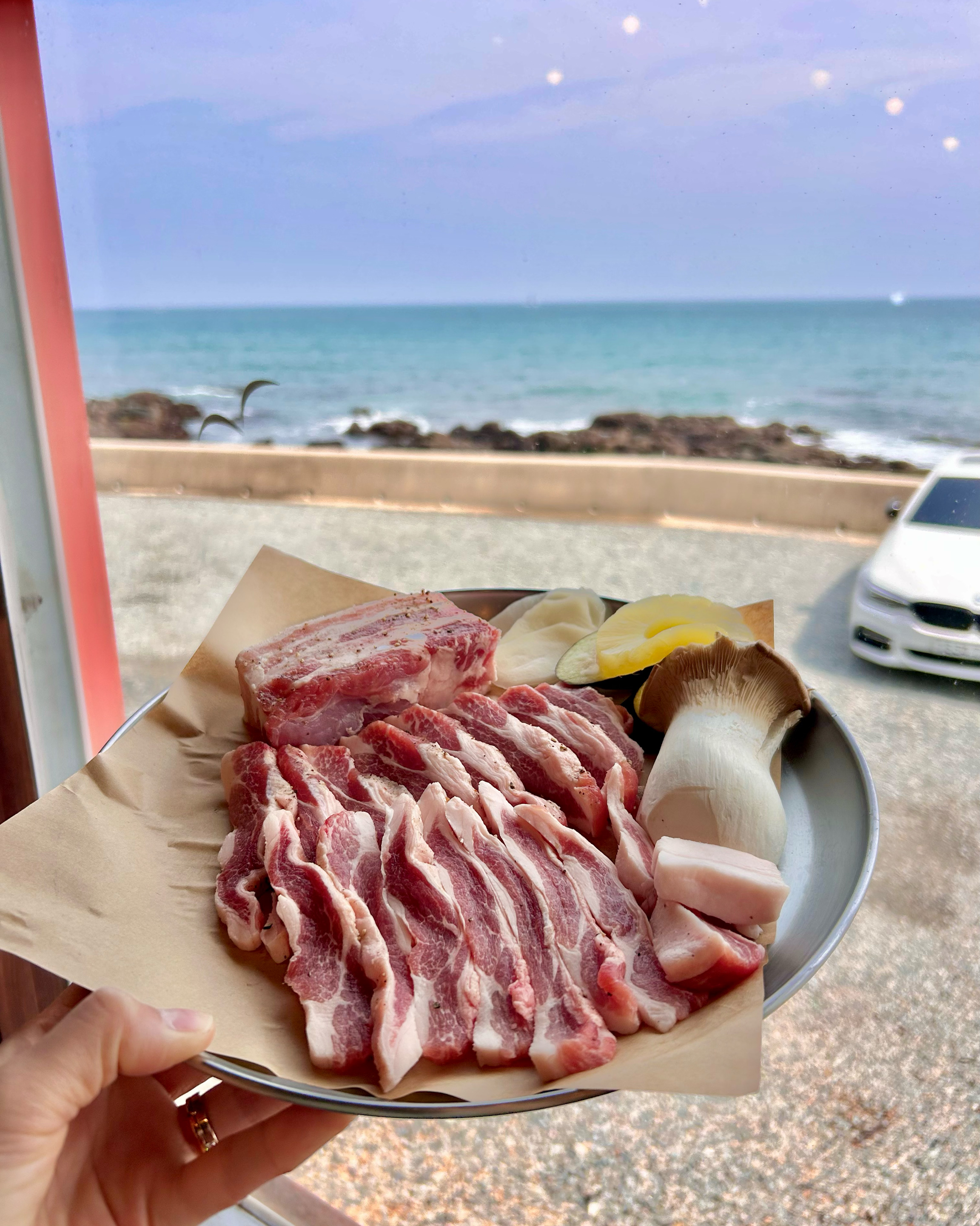 바다를 보며 삼겹살과 해물라면을 즐길 수 있는 특별한 식당입니다. 바다보이는 창가석에서 맛