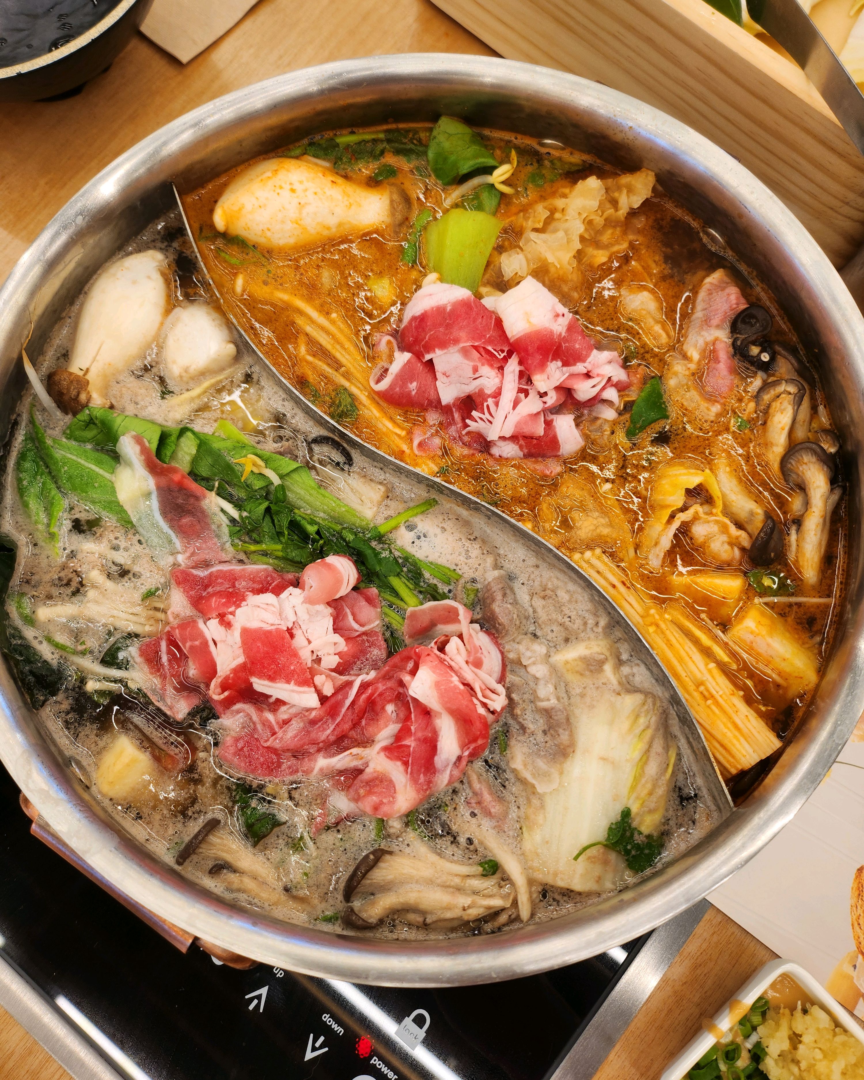 뷔페식이라 양도 많고 맛도 무난합니다. 새로 오픈해서 그런가 매장이 깨끗하고 사람이 엄청