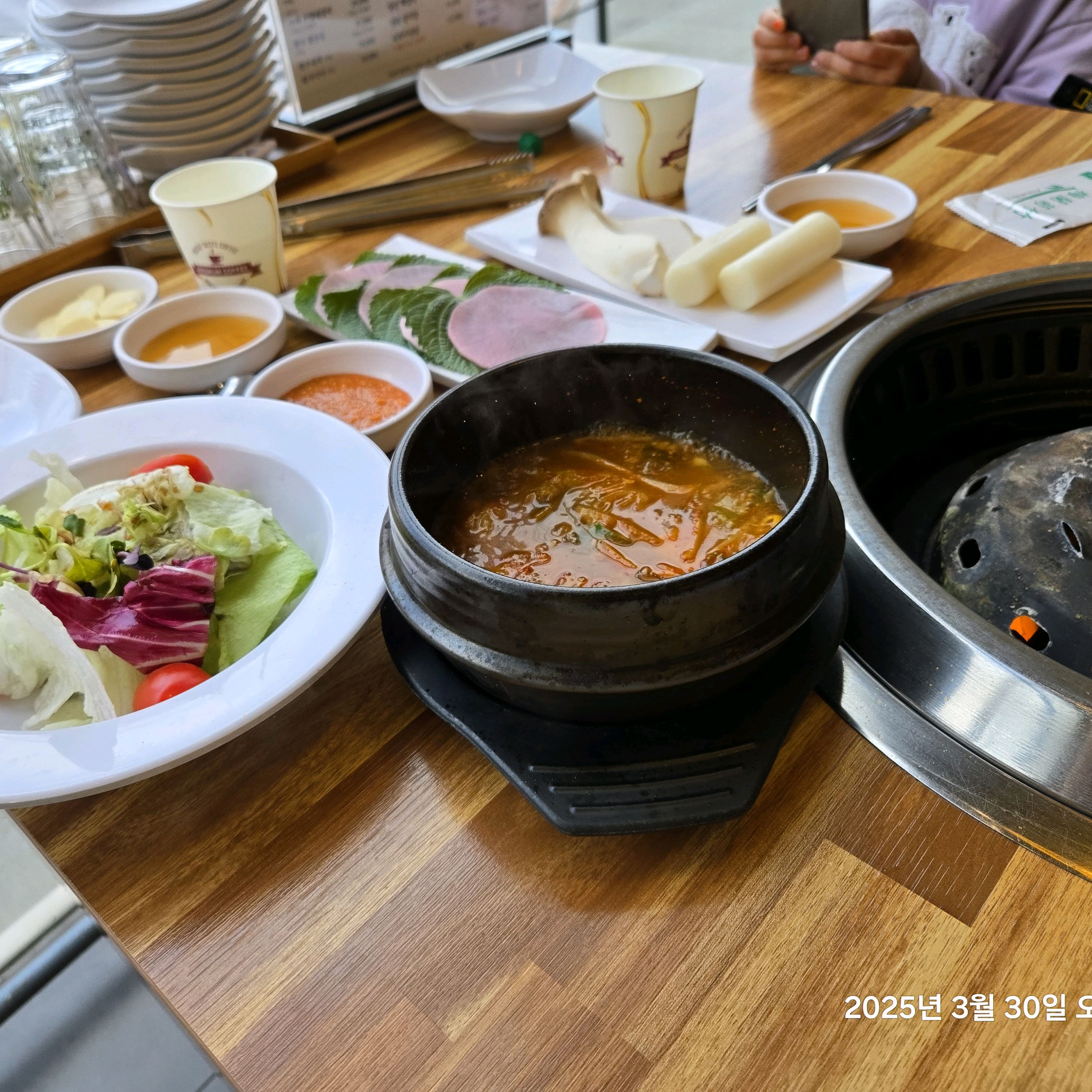 아이랑 함께 방문 했는데 기본 반찬도 깔끔하고 불판을 알아서 자주 갈아주시는 등 세심한 배