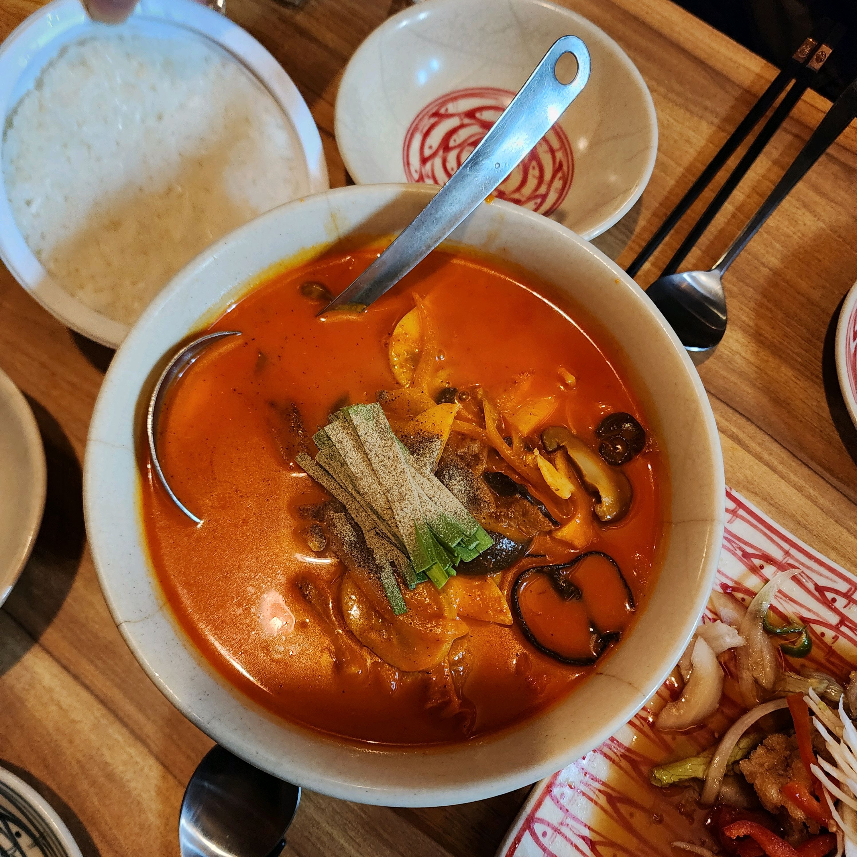 오랜 아지트 같은곳 입니다 몇년째 오고 있는곳!! 적당한 가격에 맛은 보장입니다 주말엔