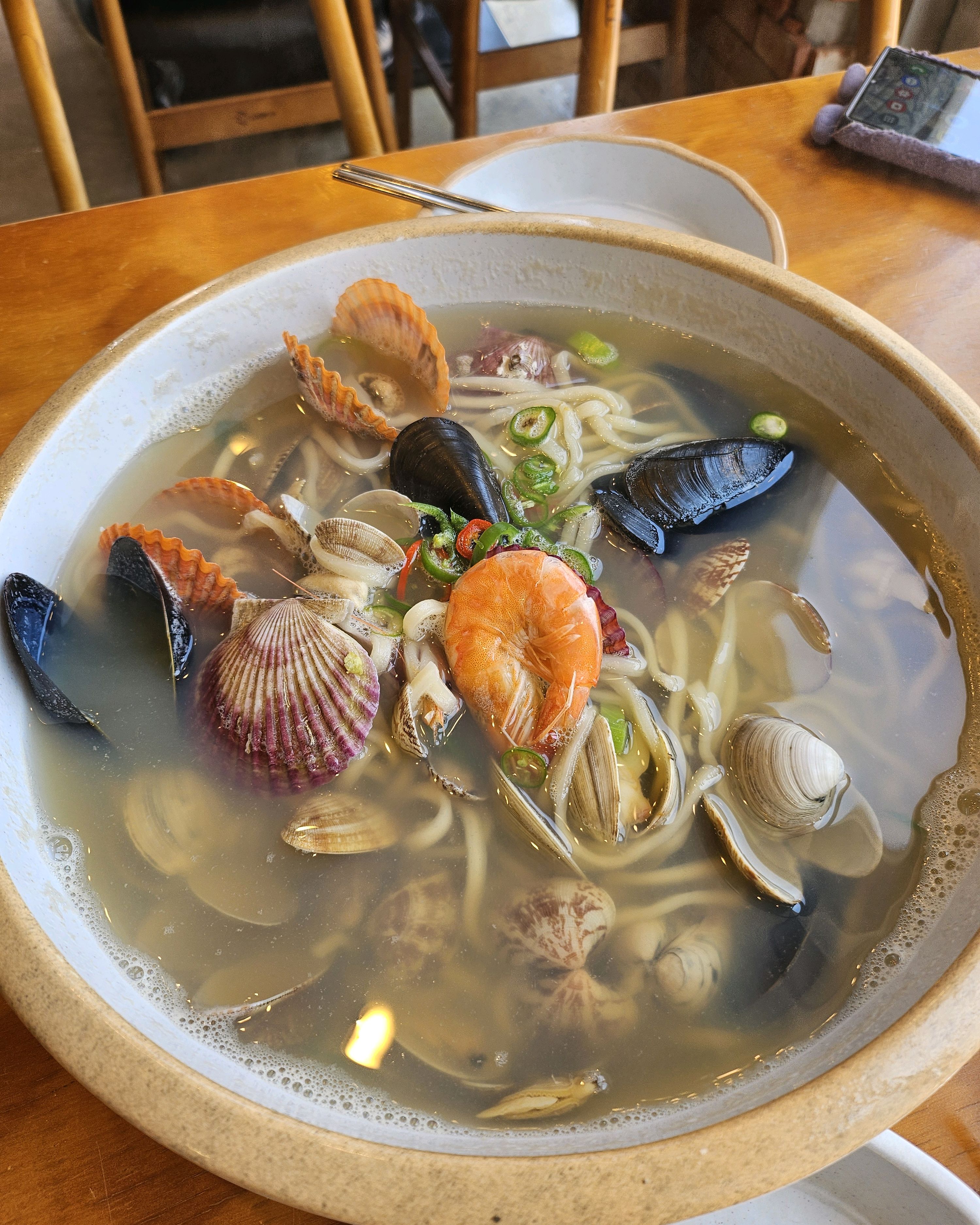 보리밥없는 건 아숩슴당 - 인천 맛집 97도씨해물칼국수 영종도본점
