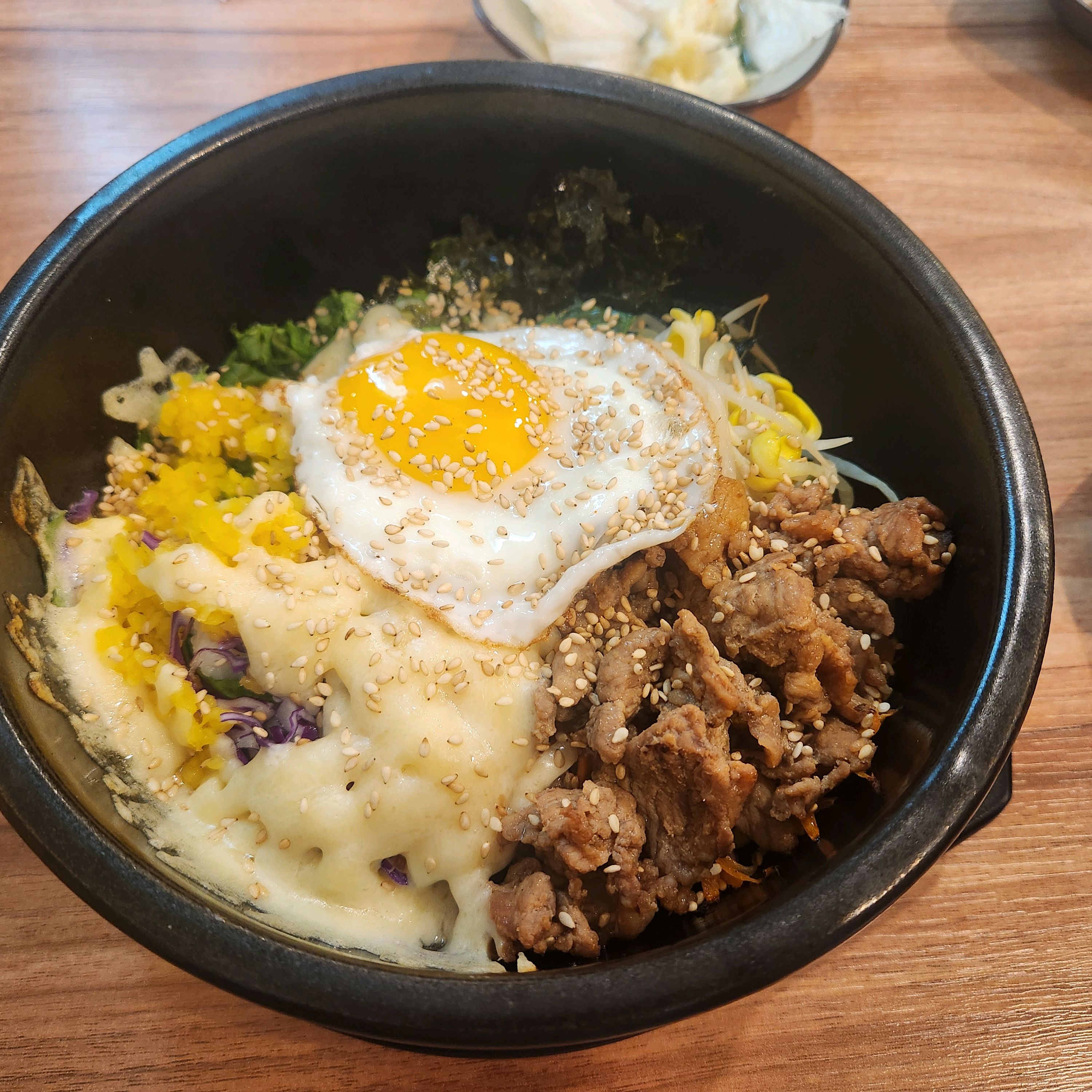 처음 와봤는데 음식도 깔끔하고 반찬도 맛있고 좋았어요~ 비빔밥 종류가 다양해서 다음에 다른