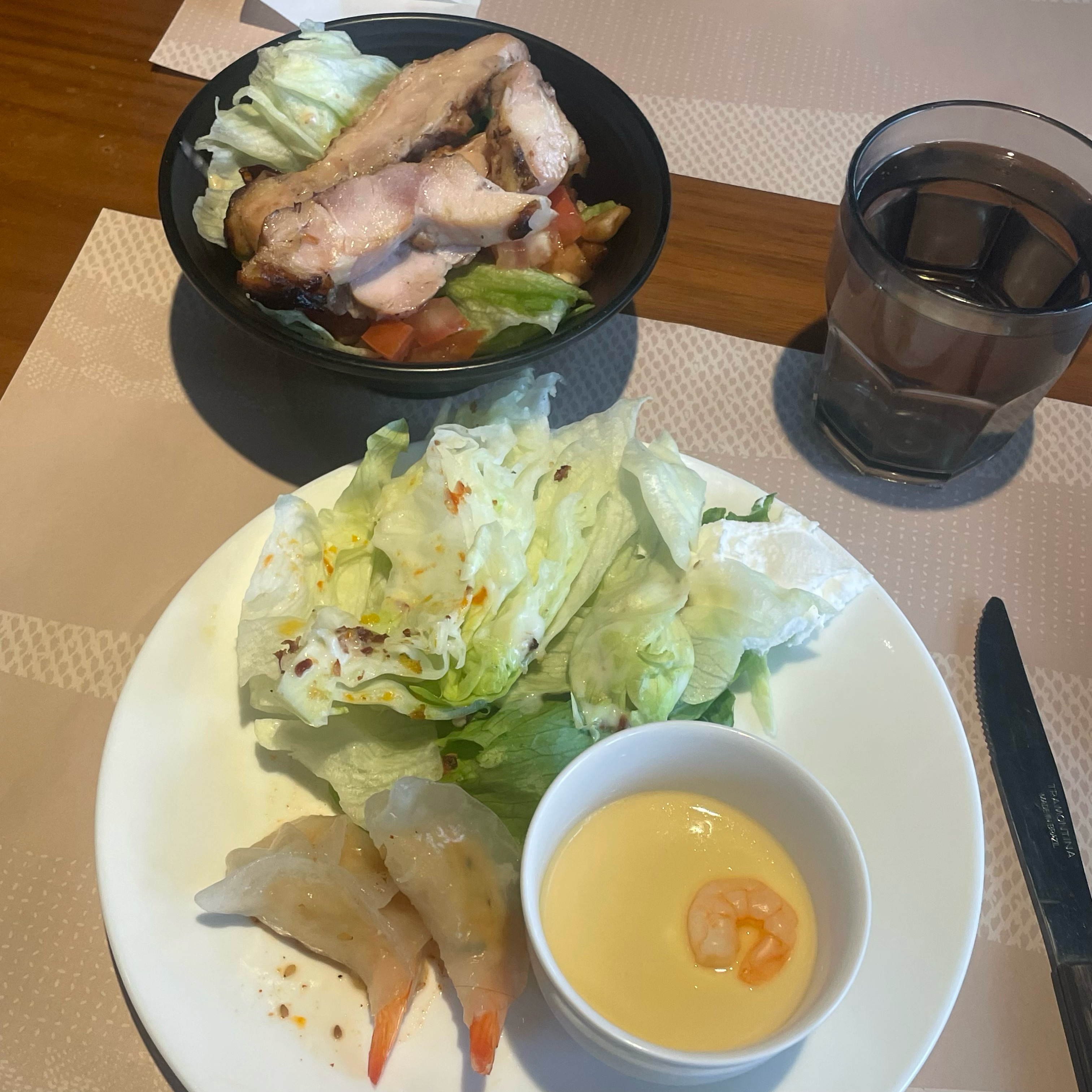 특이하게도 주말 점심보다 평일 점심이 더 음식들이 신선해요😅 주말엔 특히나 술 무한리필 마
