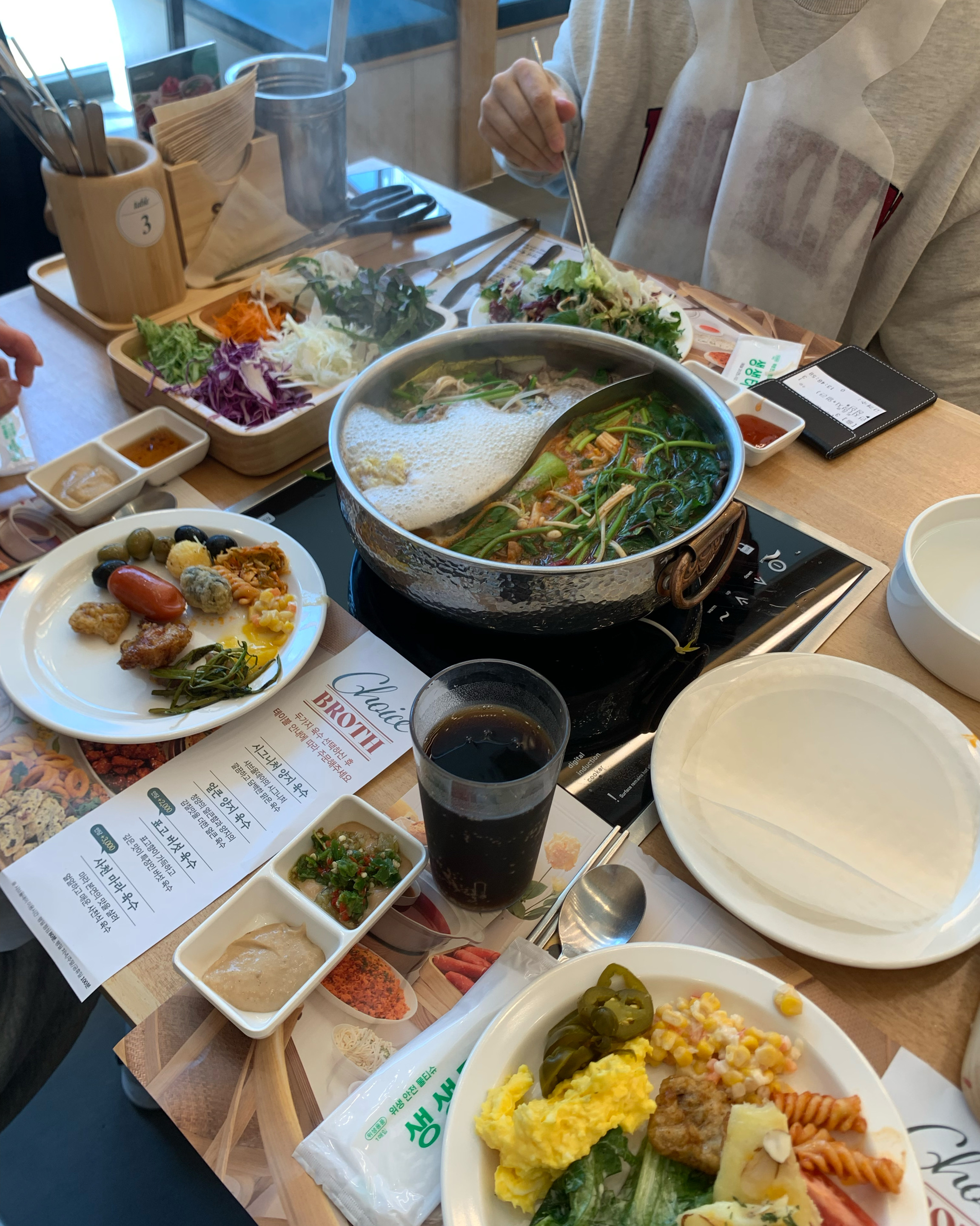 새로생기고나서 처음가봣는데 가격도착하고 생각보다 샤브샤브 말고 먹을게많아서 놀랬어요 ㅋㅋㅋ