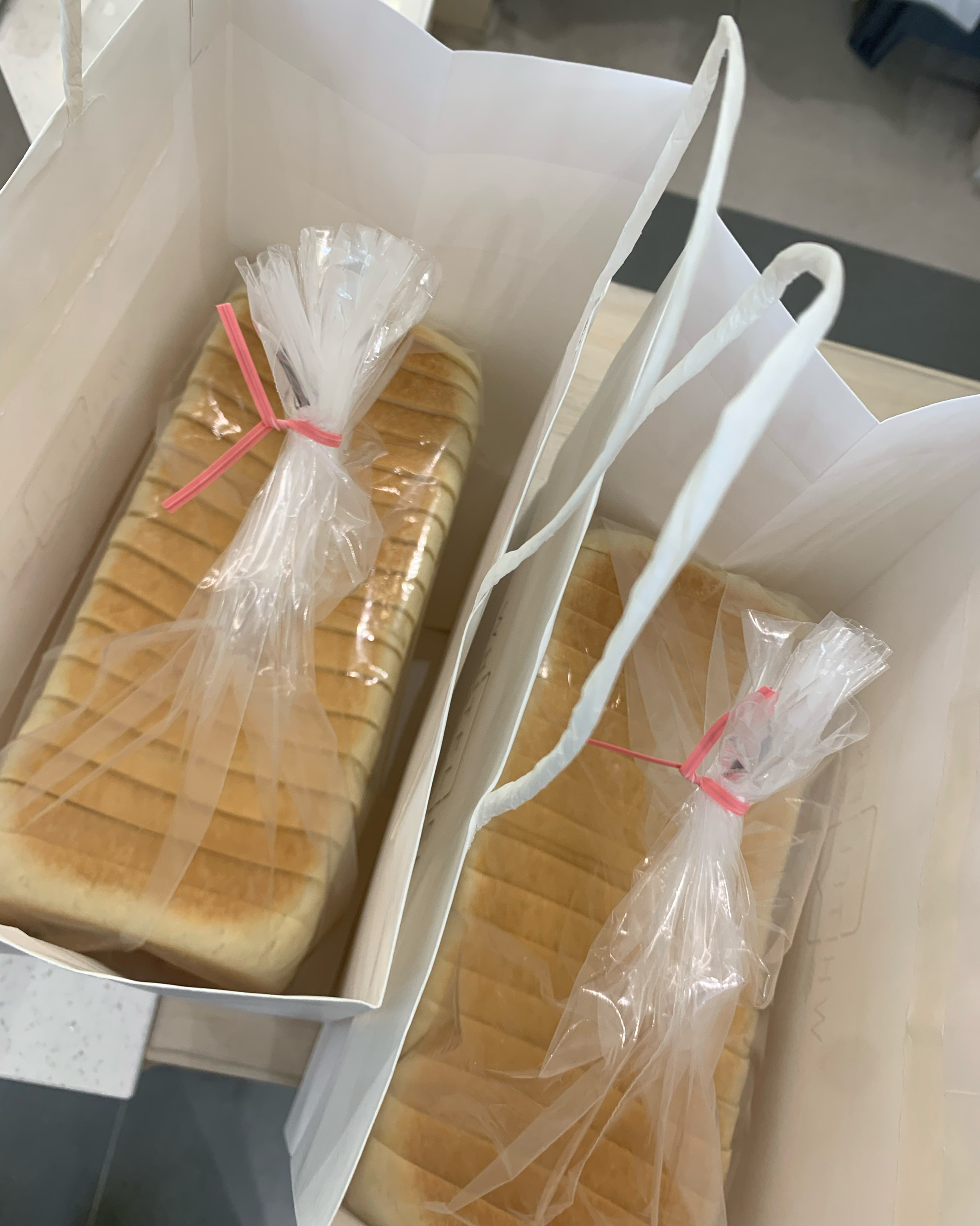 자꾸 생각나는 버터향 가득한 식빵 화이트리에❤️ 오늘도 생각나서 들렸습니다!!! 다음엔 플