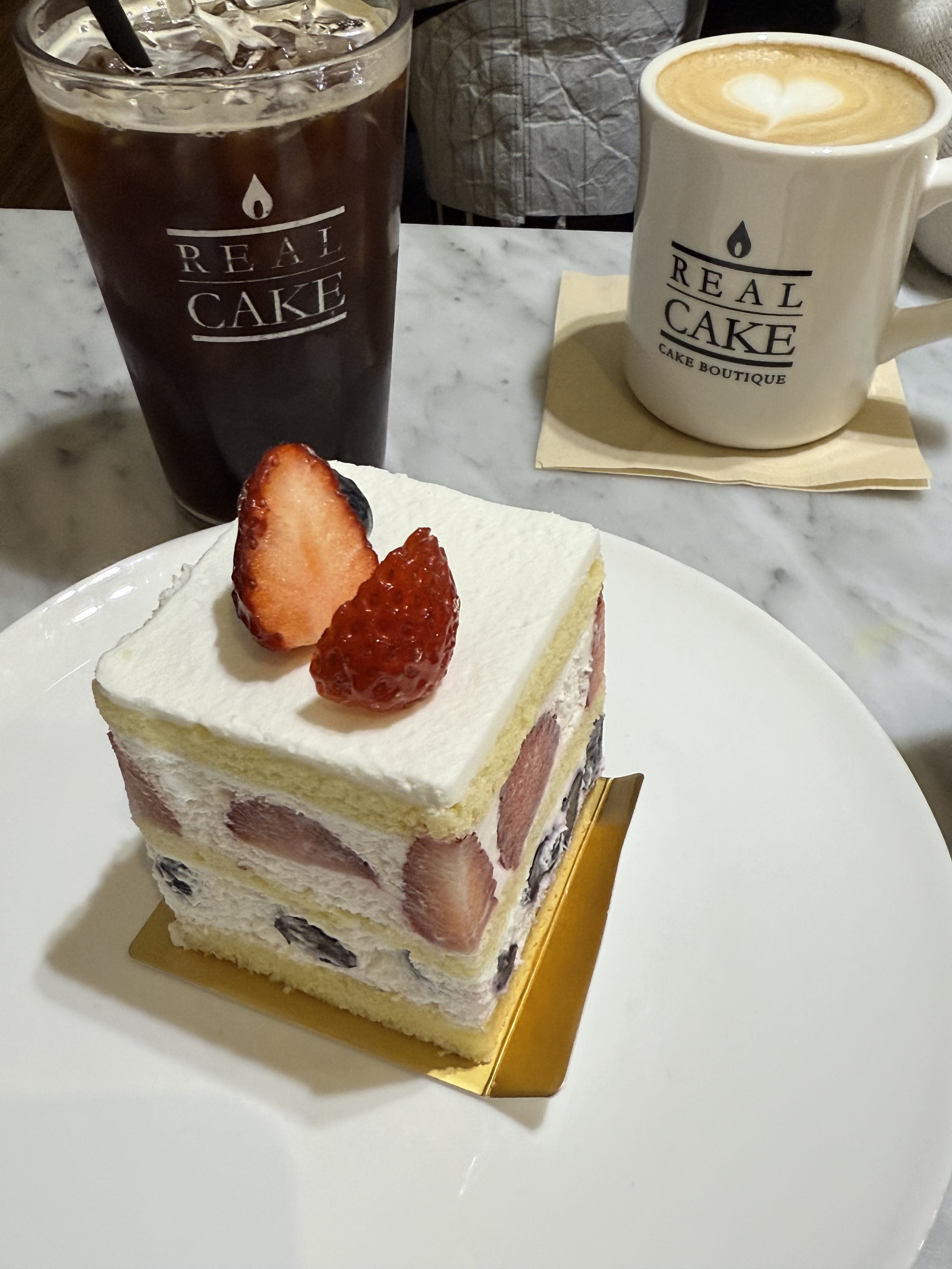 매장이 넓고 쾌적합니다 - 안양 맛집 리얼케익 안양범계점