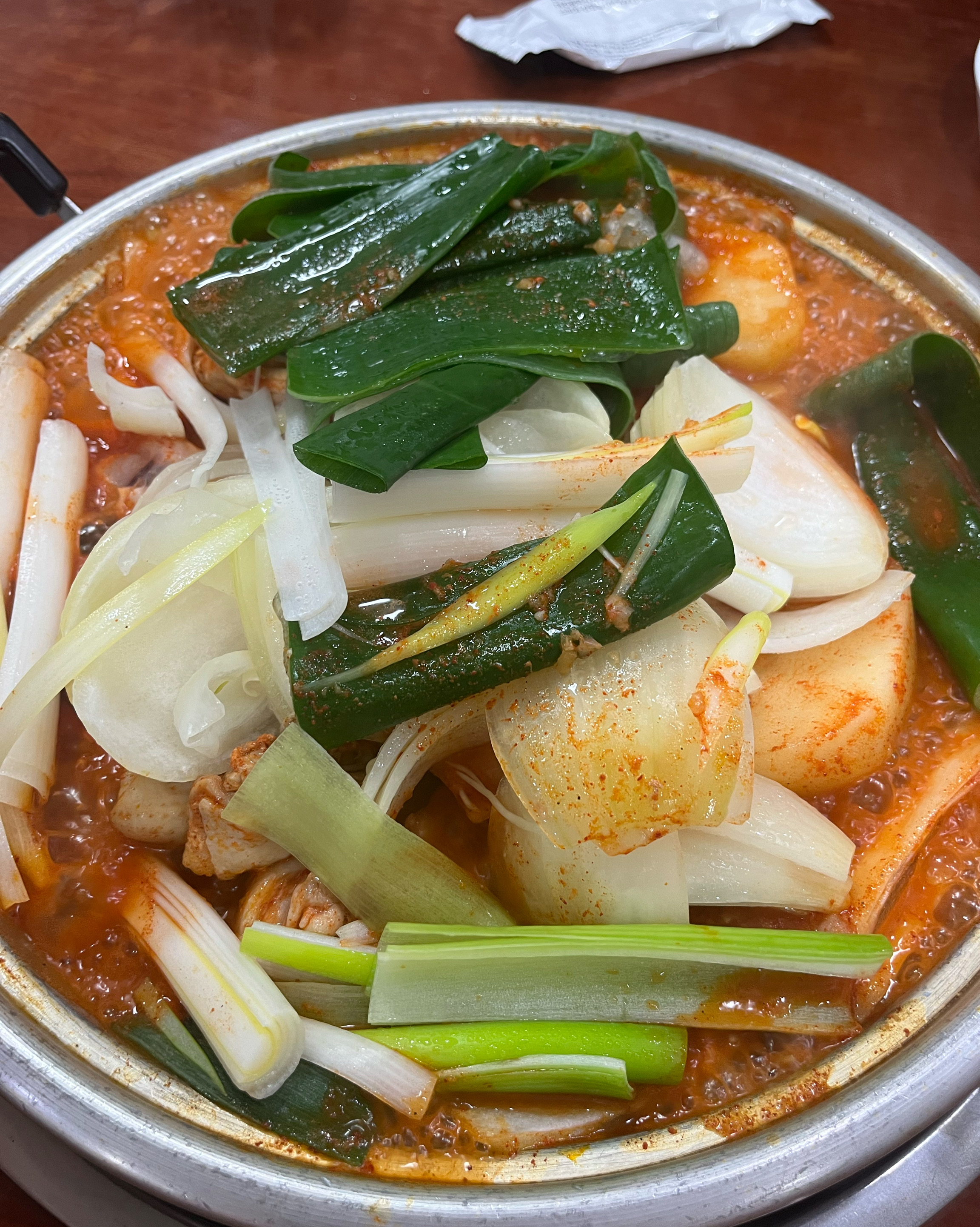 닭볶음탕 맛집이라 방문! 주문하자마다 가져다주시고 팔팔끓으면 중불로 15분 익혀 먹으라 했