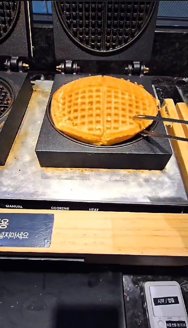 와플을 직접 만들어 먹어 재밌고 맛있었어요. - 반포 맛집 애슐리퀸즈 뉴코아 강남점