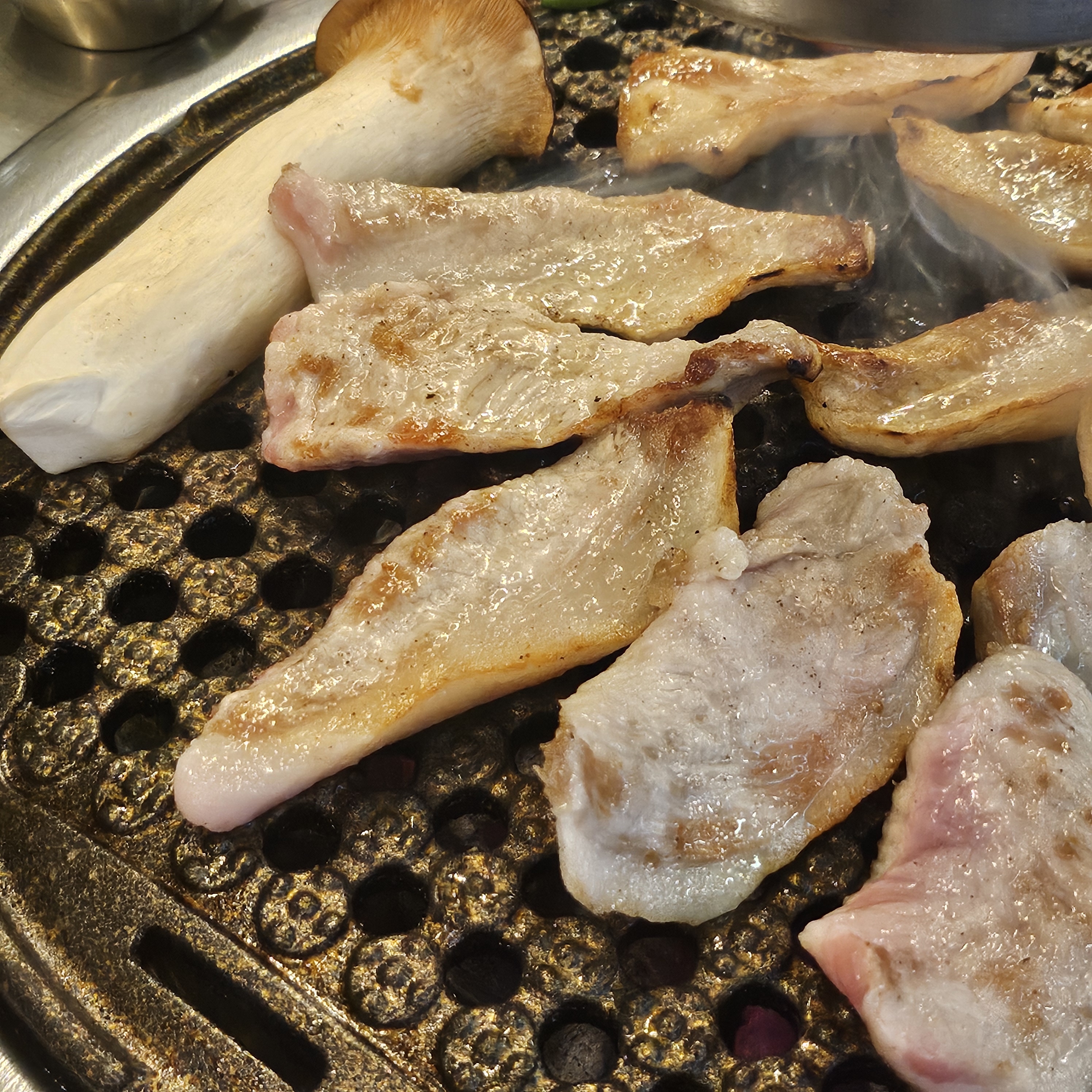 천겹살 완전 강추!! 흑돼지 항정살을 천겹살이러고 하는데 꼬들꼬들 미친 맛이예요!!!! 강