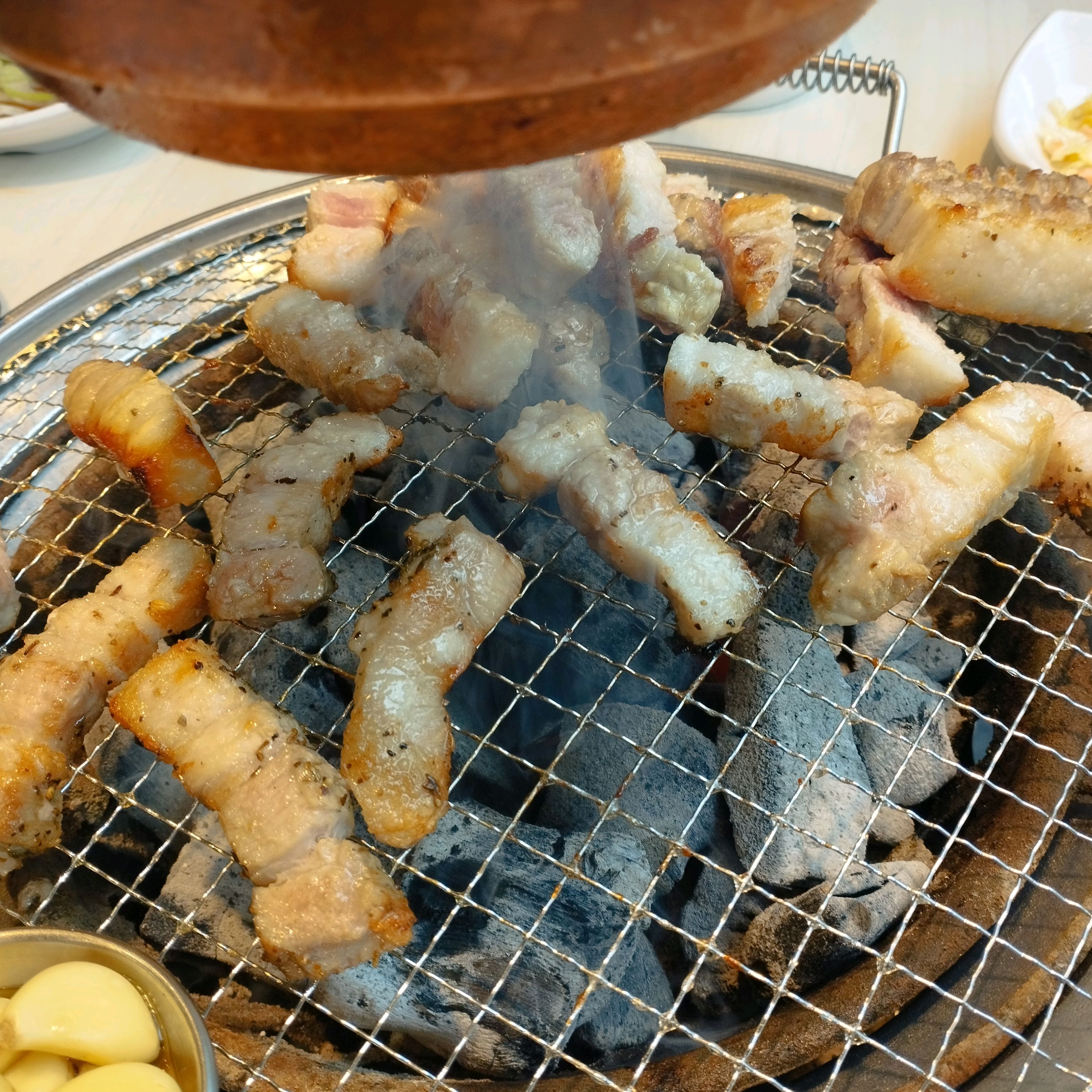 고기질이 생각보다 좋네요~ 삼겹살도 질기지 않고 갈비는 뼈 붙어있는 것이 맛있어요~ - 다율동 맛집 명륜진사갈비 파주 다율점