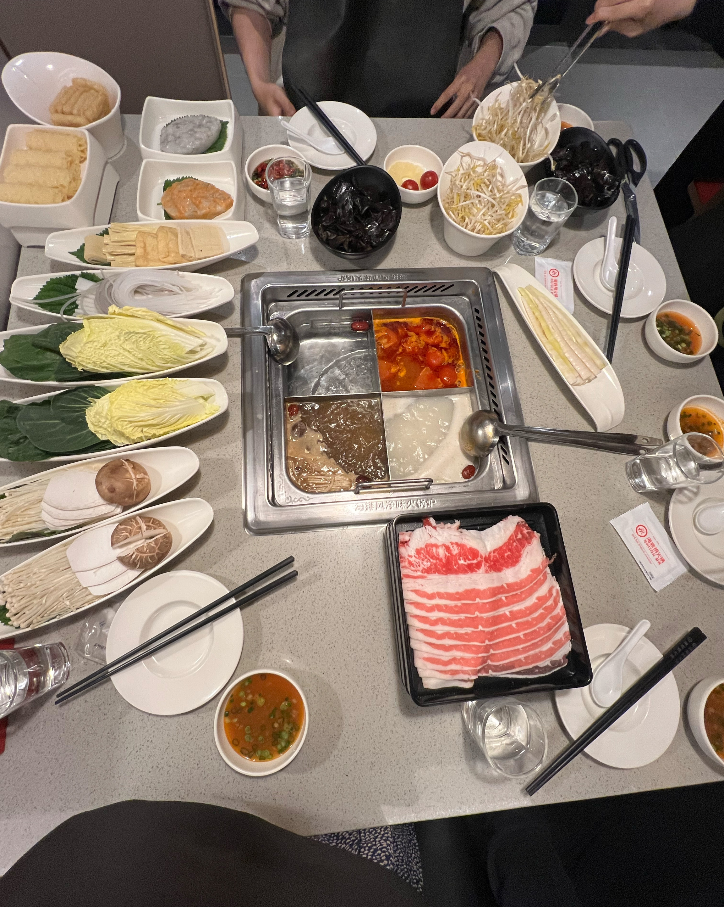 우와~~쇼도 보고 샤브집이랑 다른데 훠거맛이 다양해요~ 대기가 엄청나죠 - 건대 맛집 하이디라오 건대지점