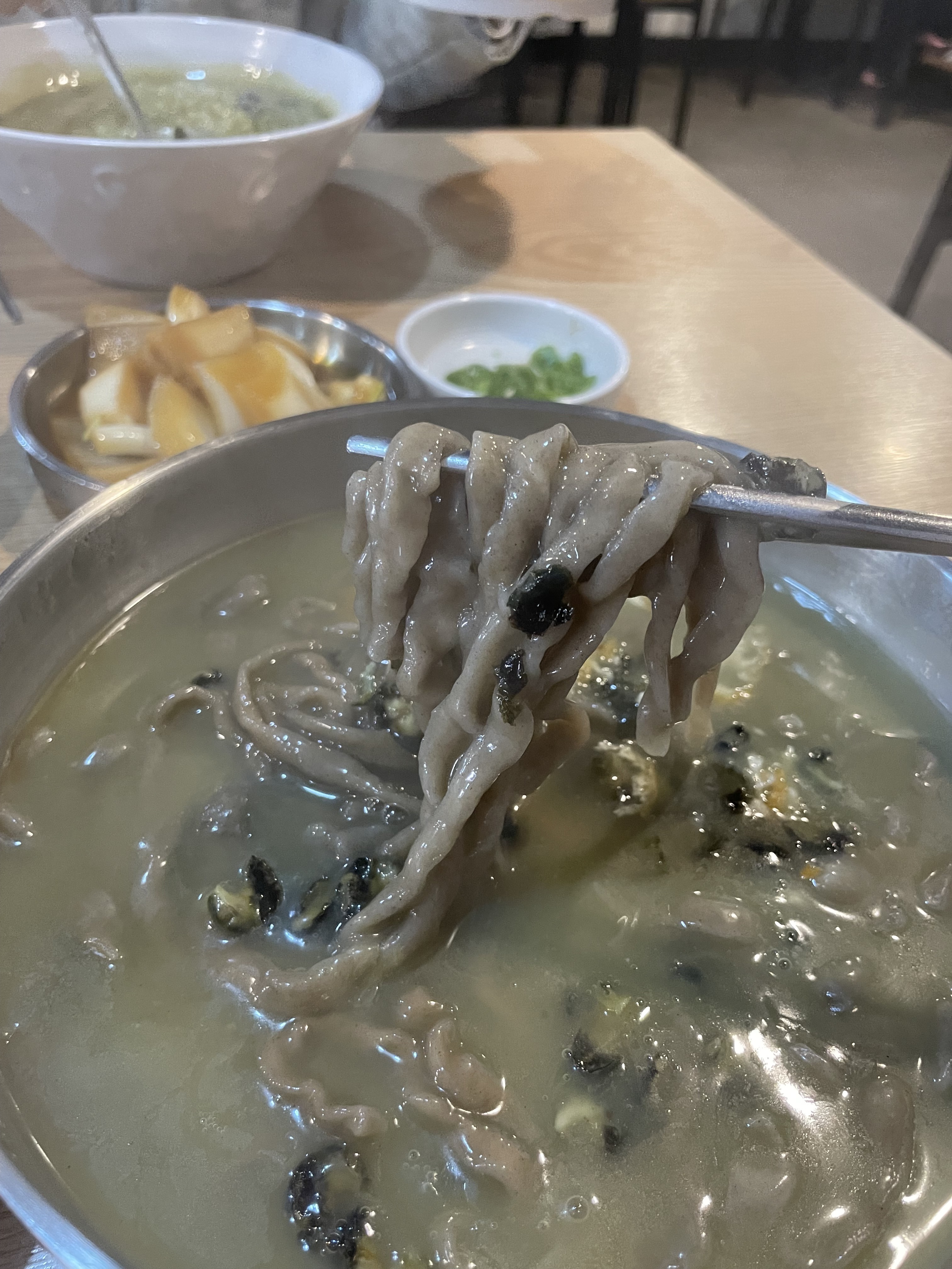 지인분이 여기 보말칼국수 먹으러 제주도 가고싶다고 할만큼 맛있다고 해서 웨이팅 한시간 조금