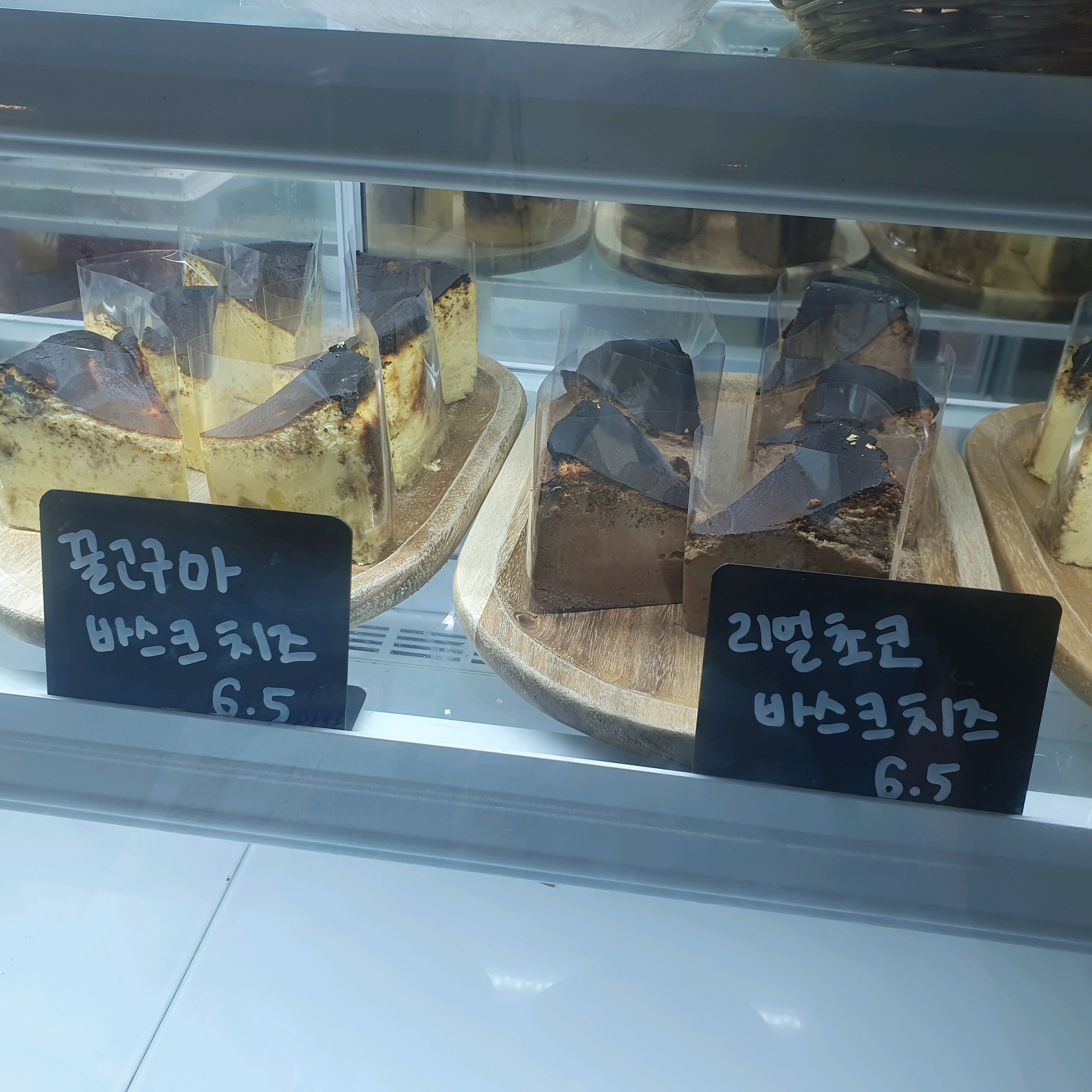 정말 맛있어요 치즈케이크 맛이 계속 손이 가는 맛이네요 모두 드셔보세요 - 천호동 맛집 해피유어데이
