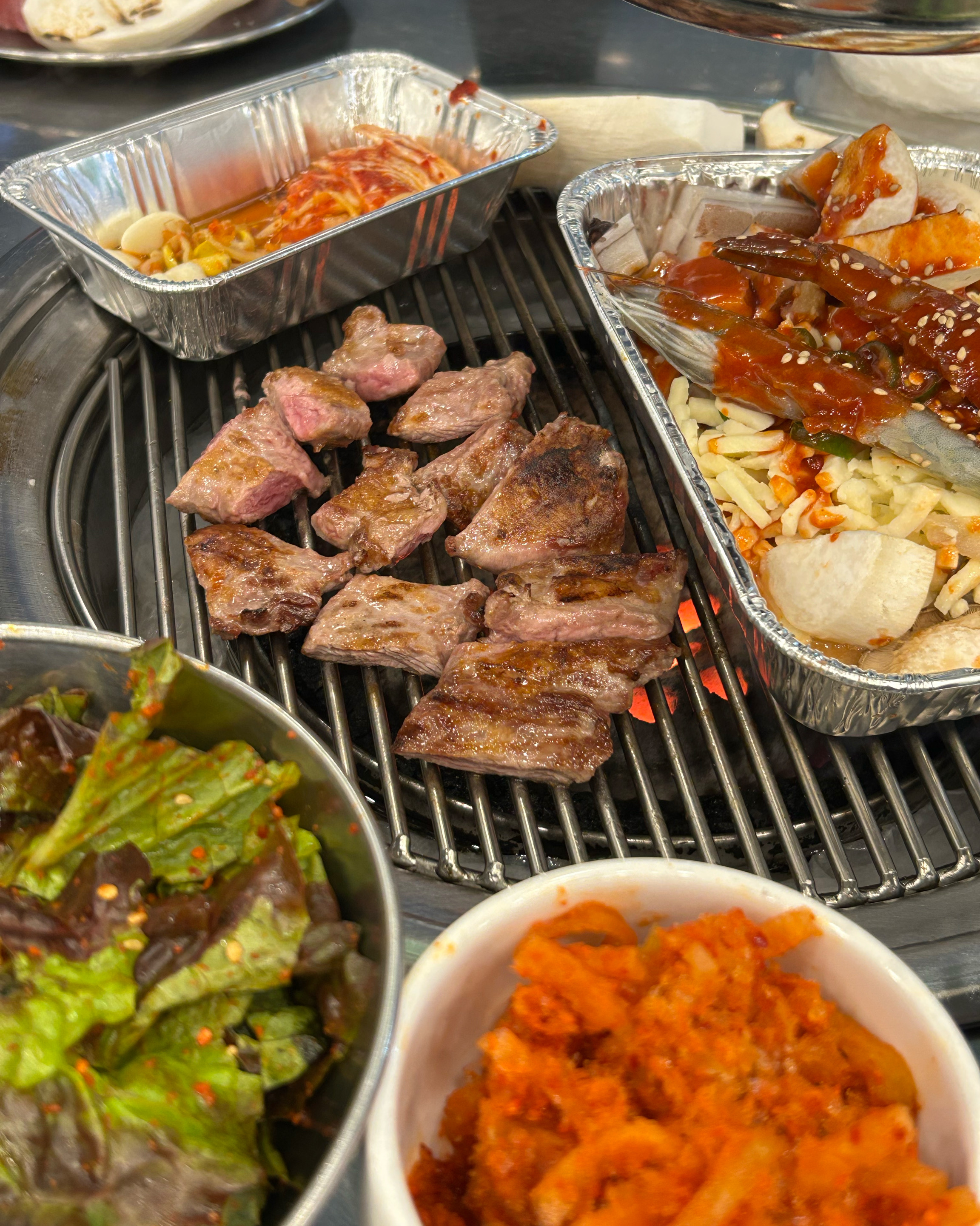 무생채, 상추겉절이, 나물장아찌 기본반찬구성도 너무 좋고 고기 질이 진짜 좋아요😊 - 안양 맛집 상록회관 연탄구이 전문점 안양점