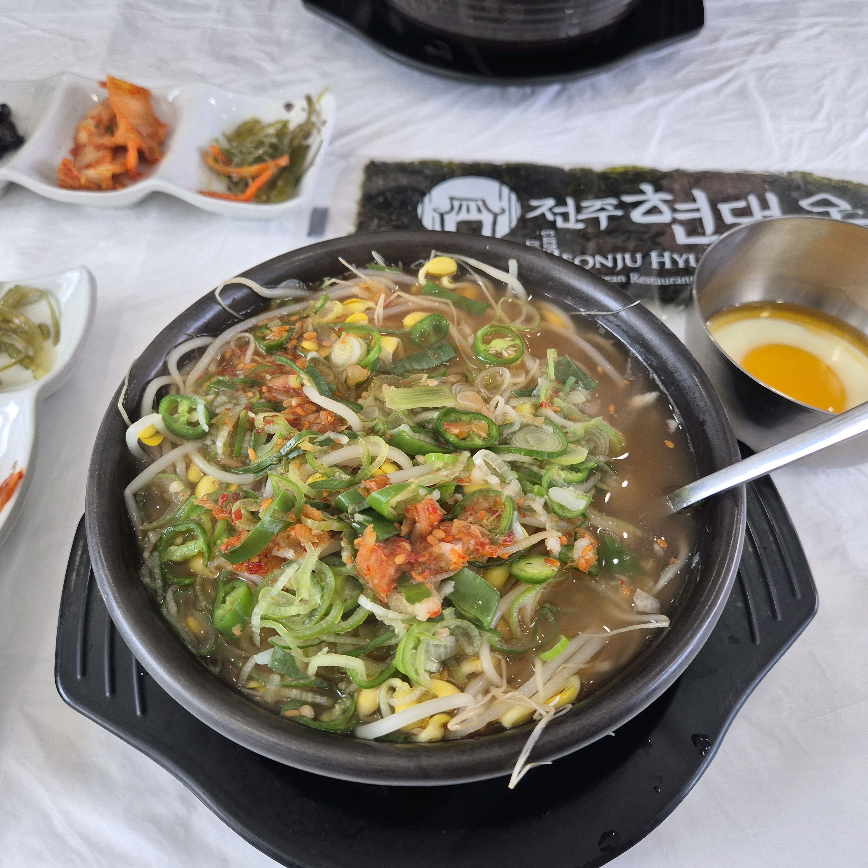 다른곳보다 깔끔하고 토핑들도많이올라가있어서 맛있어요~ - 아바이마을 맛집 현대옥 속초점