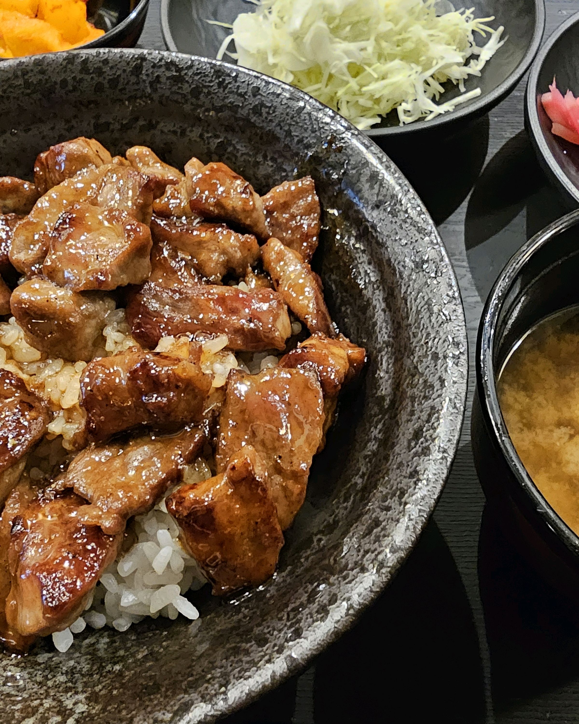 자주 오는 곳이에요! 직원분들도 친절하고 음식도 맛있어요~ 일식집인데도 매장이 넓어서 협소