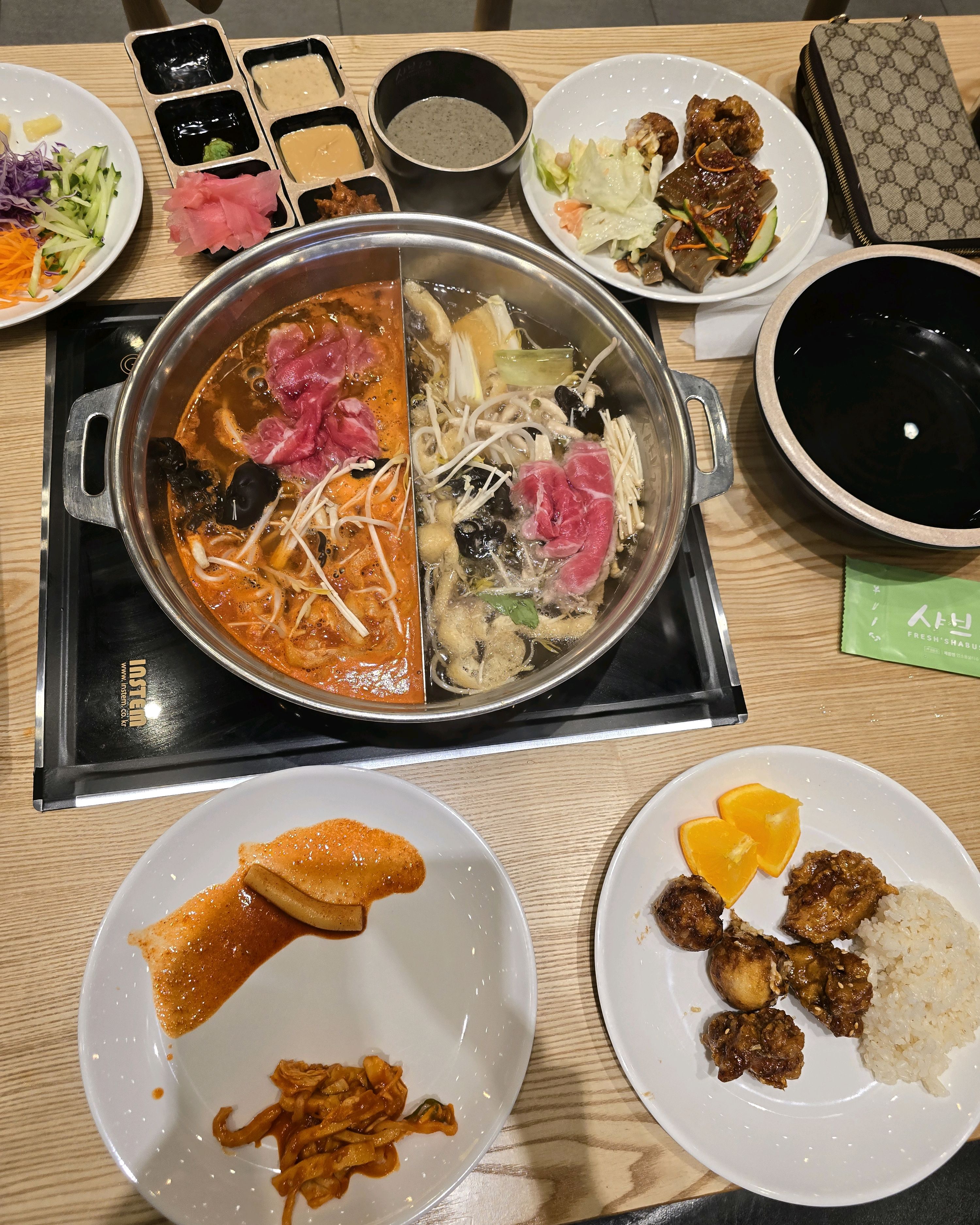 육수가 5가지로 2가지선택할수있어 좋았고 사이드디쉬도 좋았습니다 무제한이라 고기도 실컷