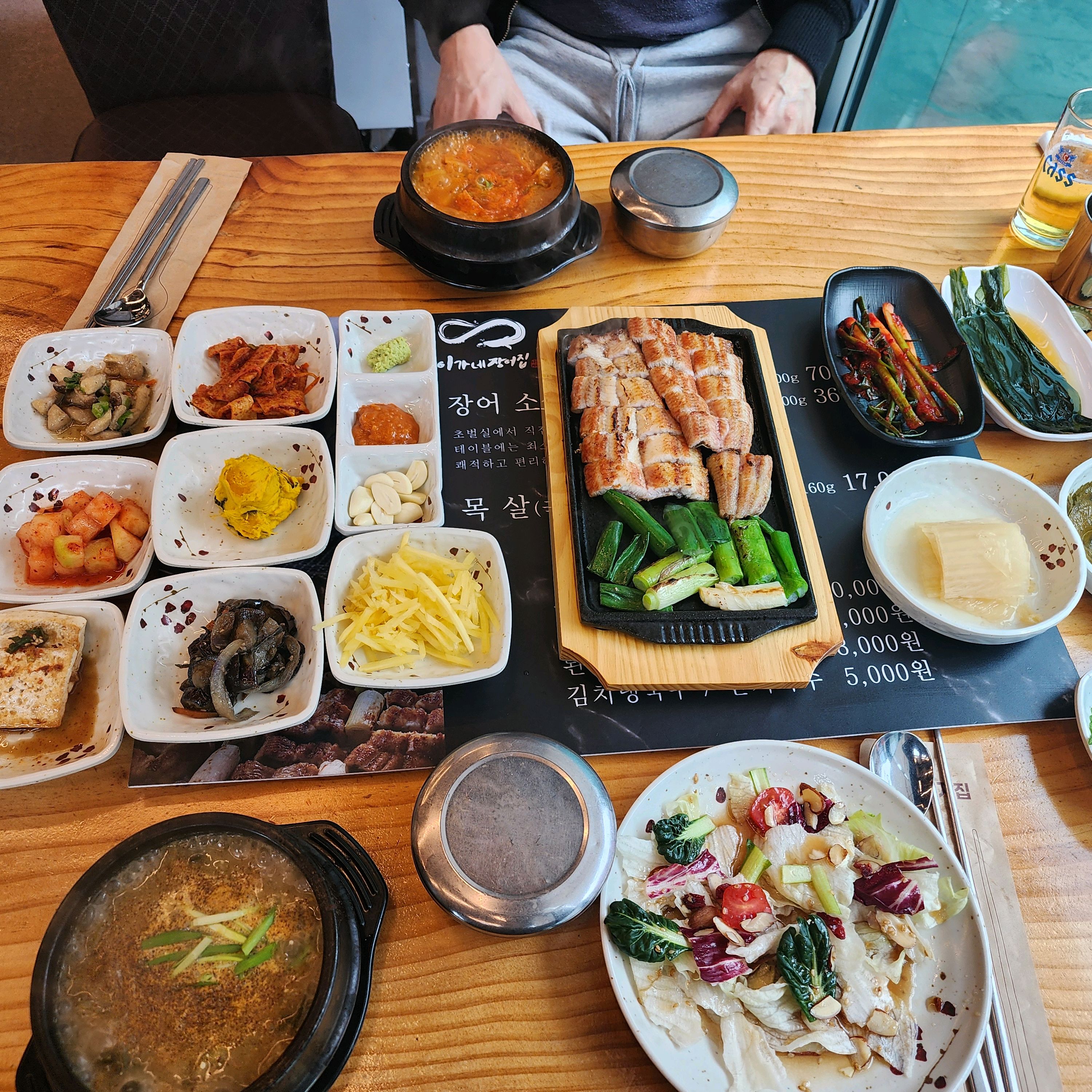 수원 권선동 이가네장어집은 넓고 쾌적한 내부와 셀프바 이용이 편리해 만족도가 높았습니다.