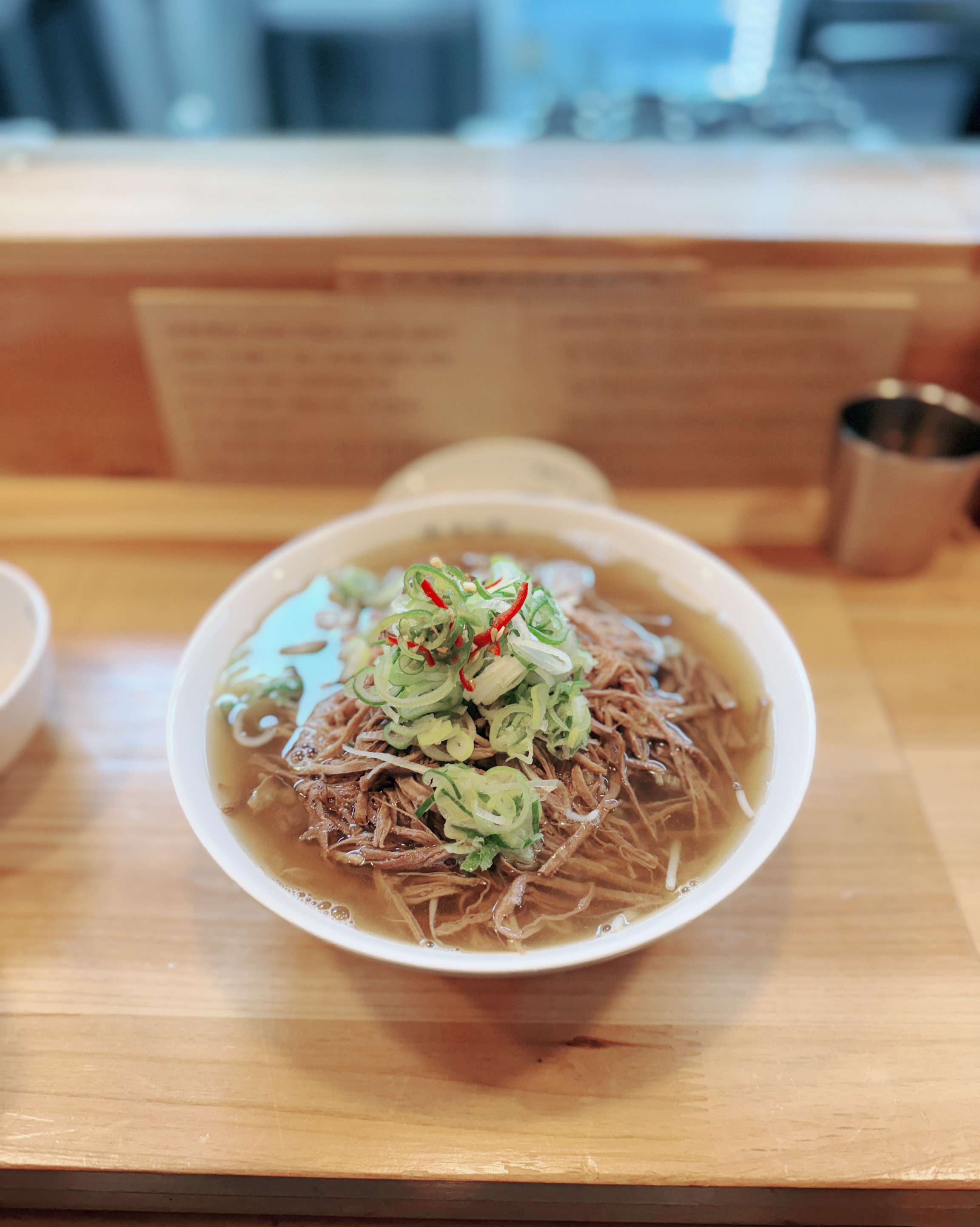 양지쌀국수 먹었어요. 맛 괜찮고 사리 추가도 해줘서 배부르게 먹고 갑니다. 직원분들도 친절
