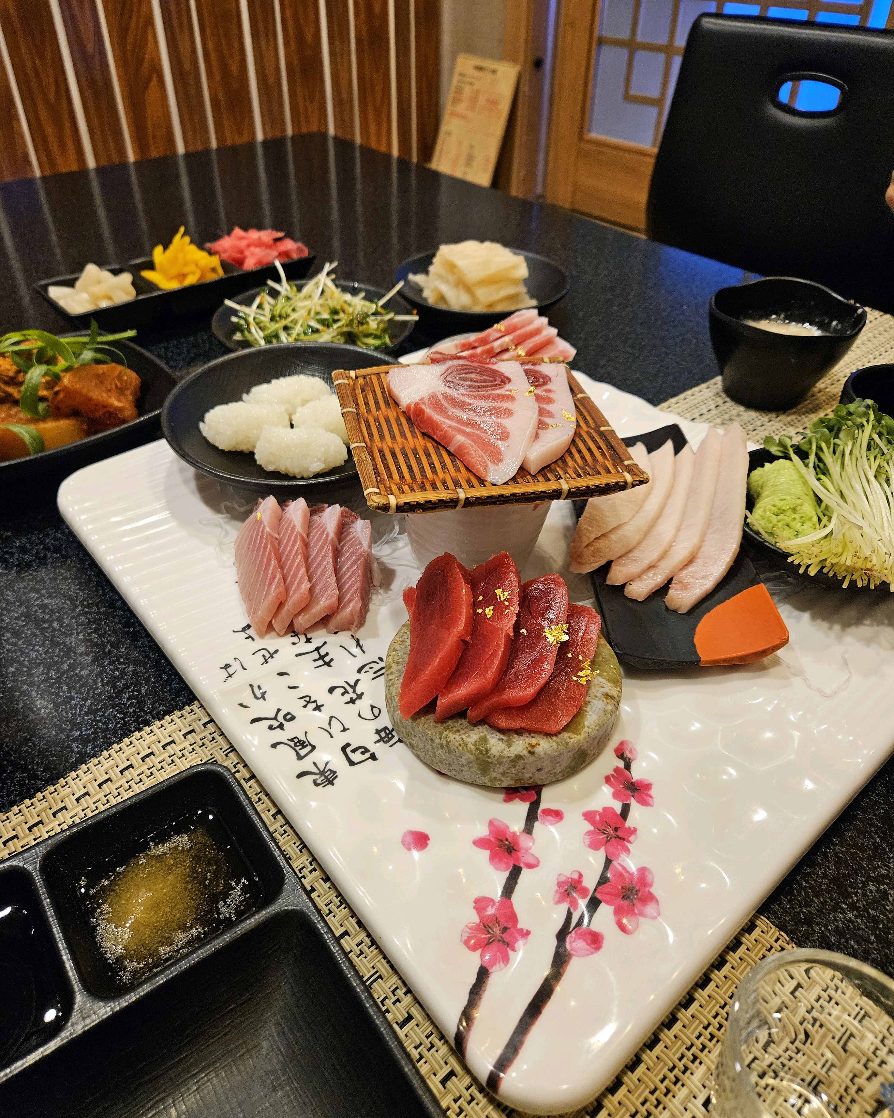 룸 참치집은 처음 가봤는데 가격도 좋고 참치 맛과 스끼다시 들도 너뮤 맛있고 편안하게 먹고