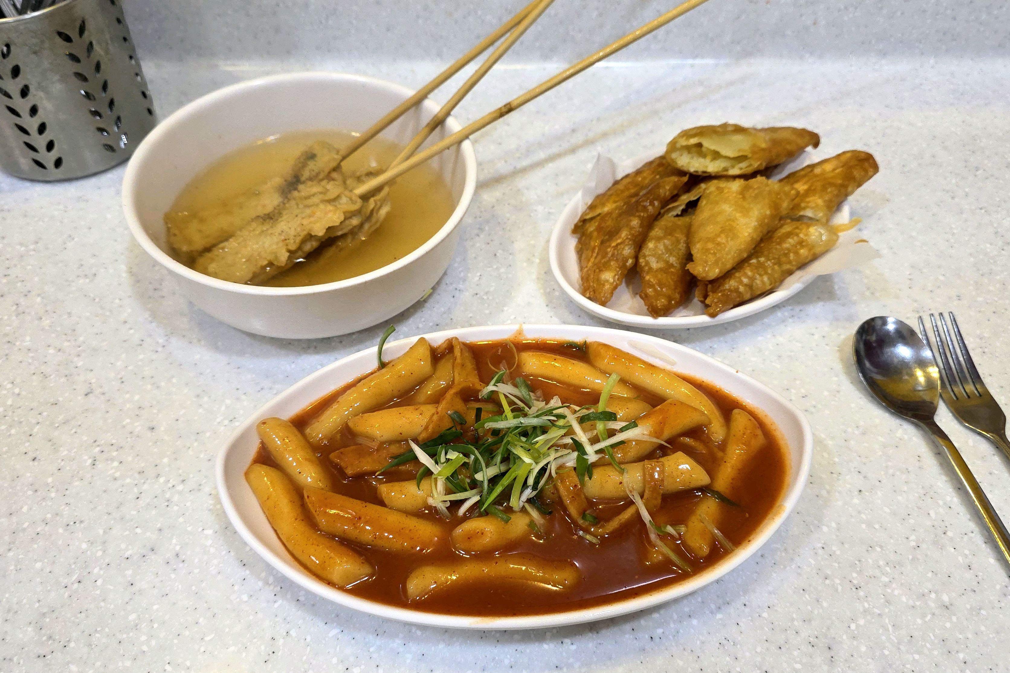 야끼만두가 유명한 모녀떡볶이 들렀습니다. 꽤 오랜만의 방문이네요. 매장 앞 주차는 어렵고,