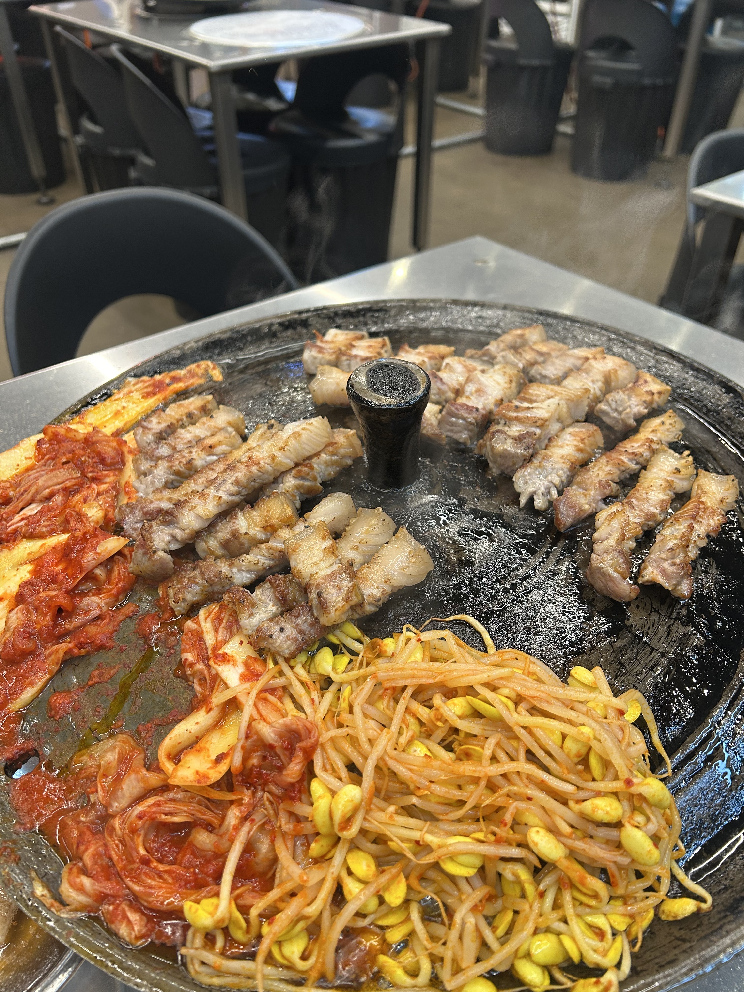 고기가 진짜 너무 맛있습니다 냄새도 안나고 사장님이 너무 친절하시고 반찬도 맛있고 다음에